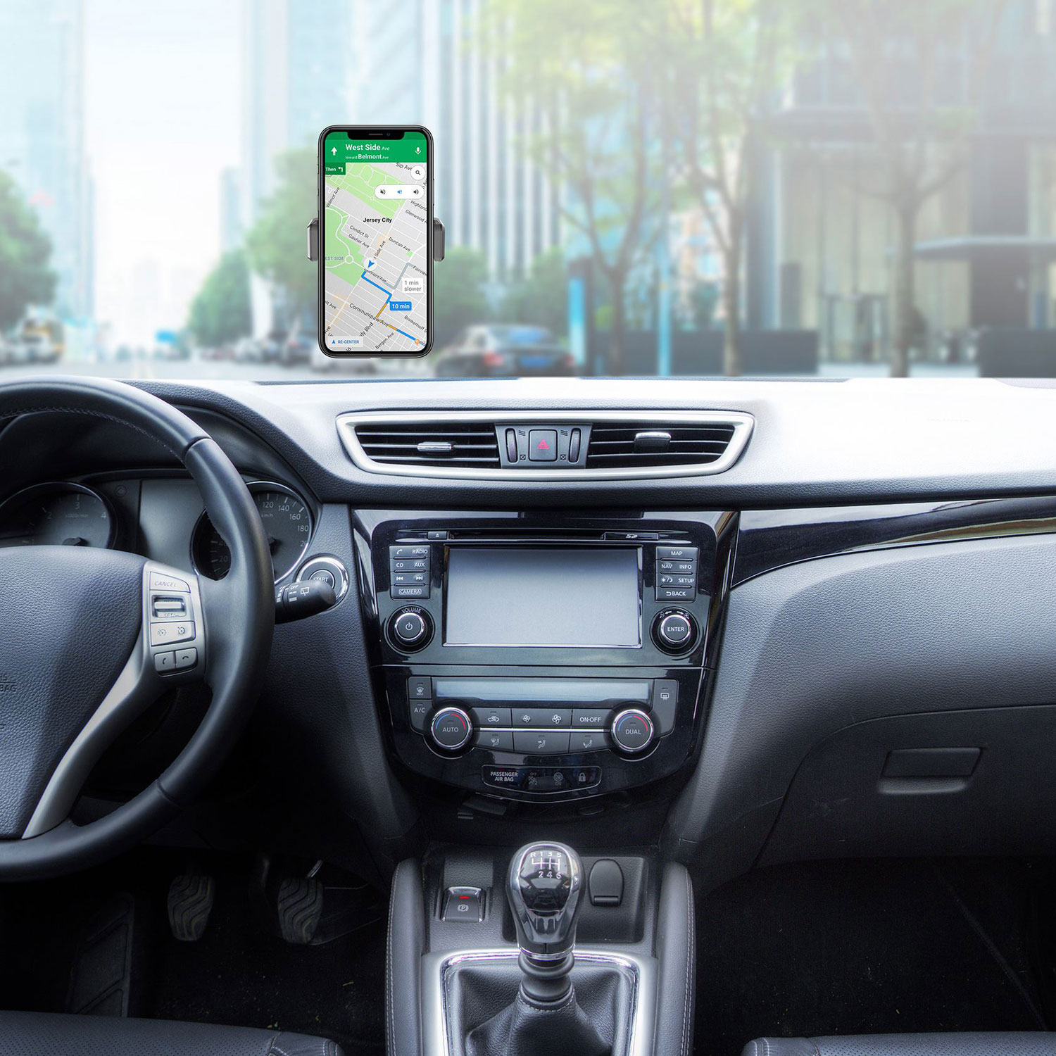 Interior de un auto con un teléfono inteligente en un soporte que muestra navegación GPS.