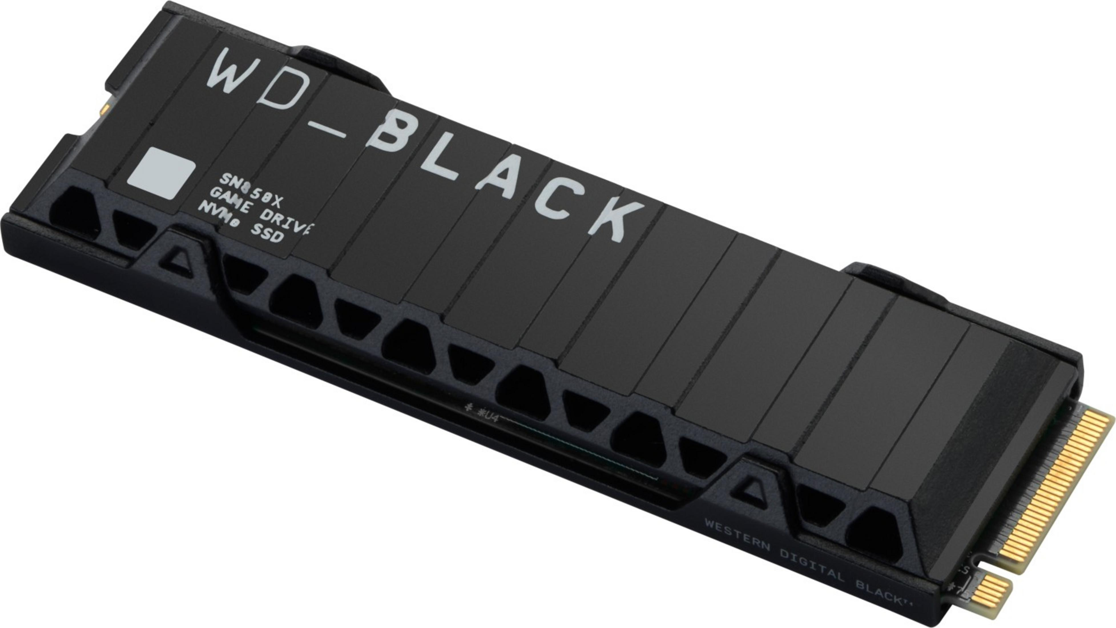 Czarny dysk SSD WD Black NVMe z radiatorem, pod kątem na białym tle, z białym tekstem i złotymi pinami.