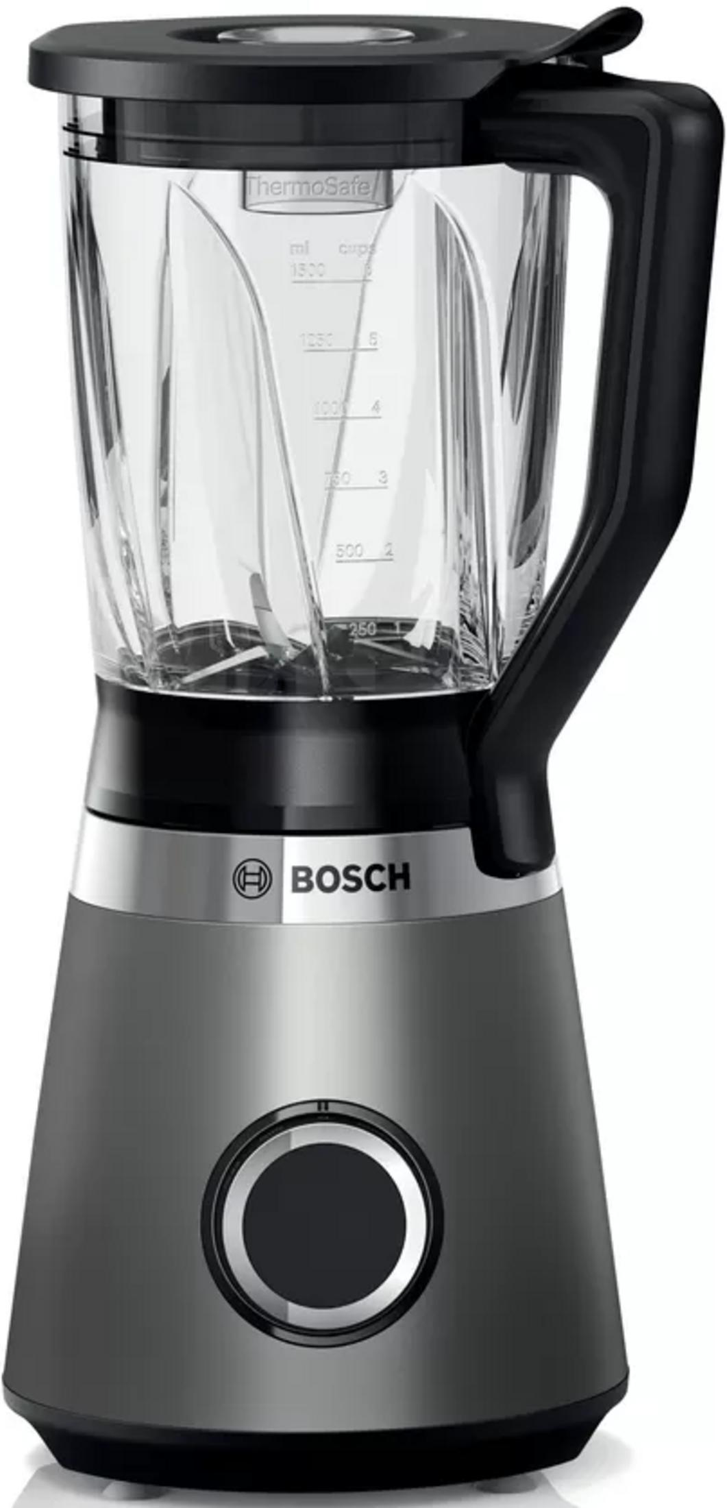 Beyaz arka planda cam sürahili ve gümüş tabanlı modern gri ve siyah Bosch blender.