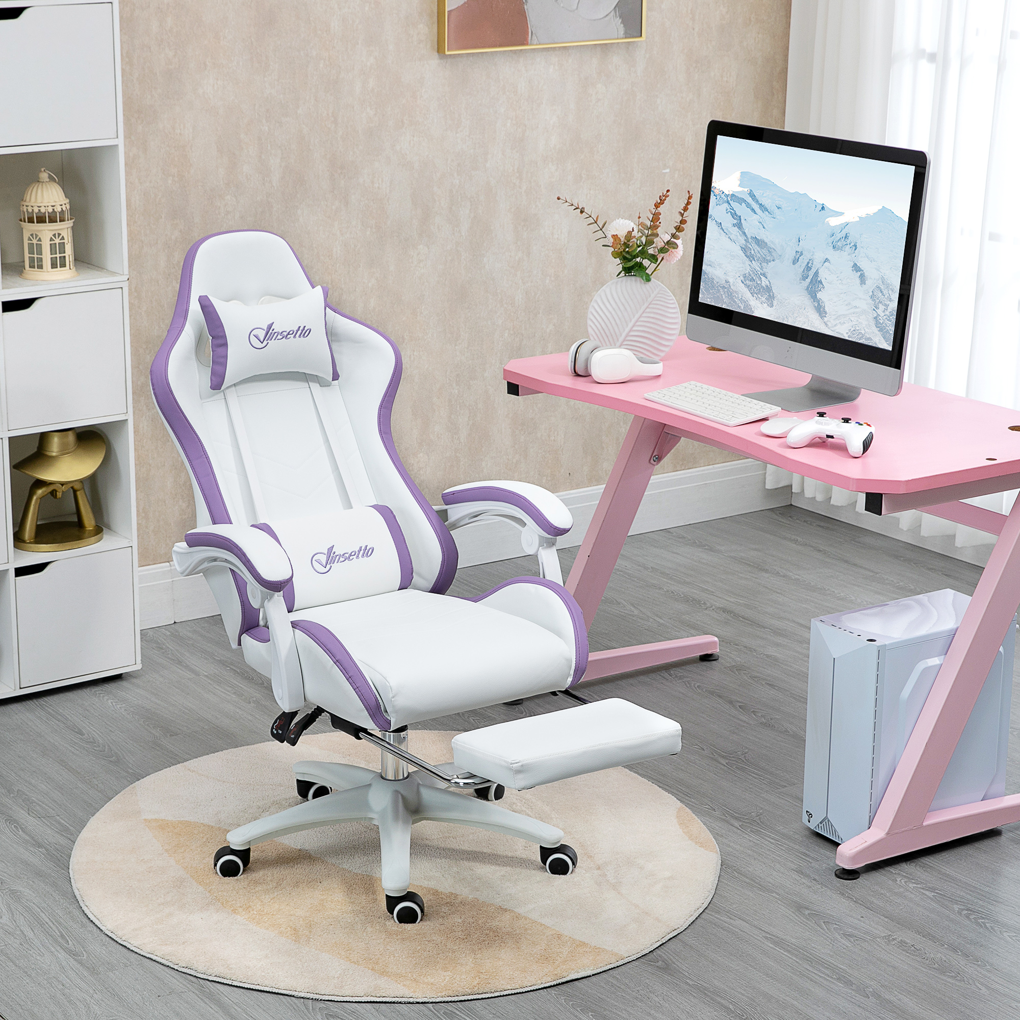 Una sedia da gaming bianca e viola su un tappeto rotondo davanti a una scrivania rosa.