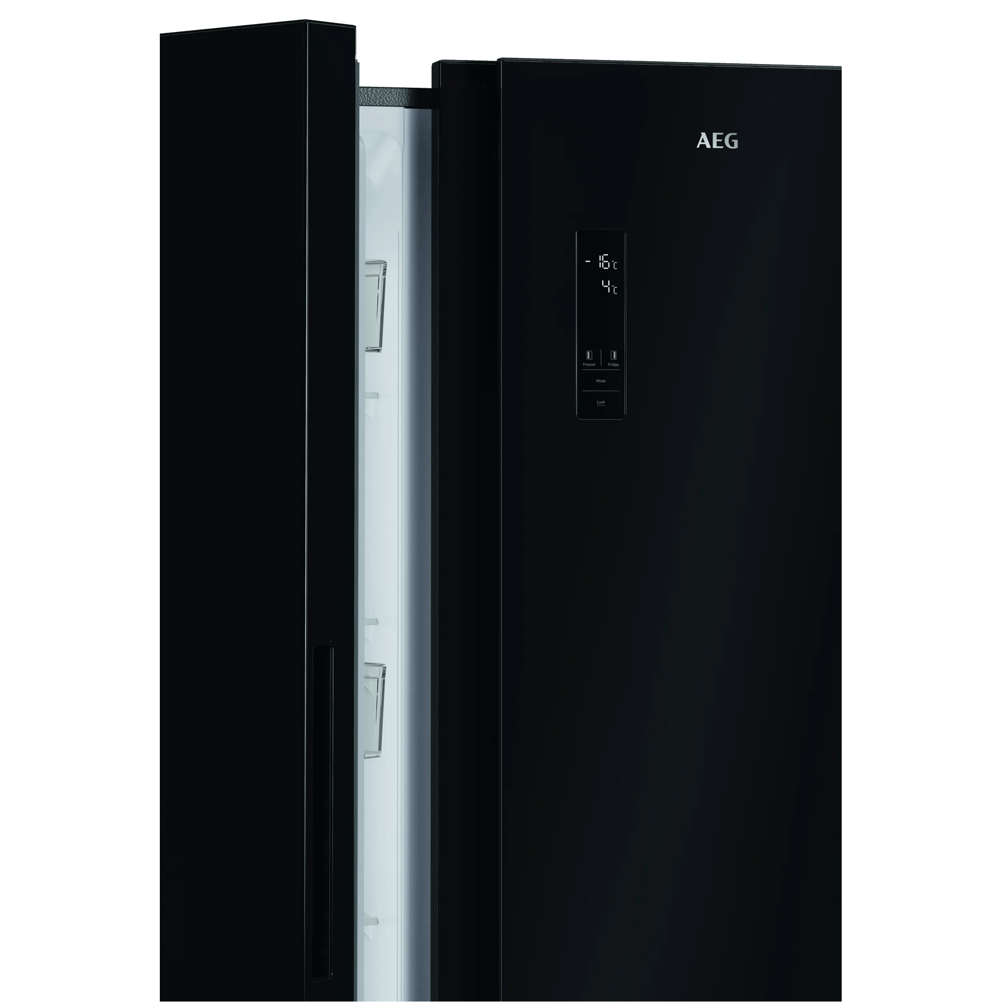 Un refrigerador AEG negro con una pantalla digital en la puerta cerrada y una puerta adyacente ligeramente entreabierta.