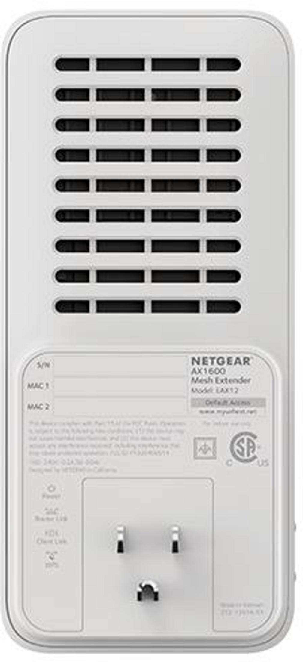 Vista trasera de un extensor de red Netgear blanco con enchufe y ranuras de ventilación.