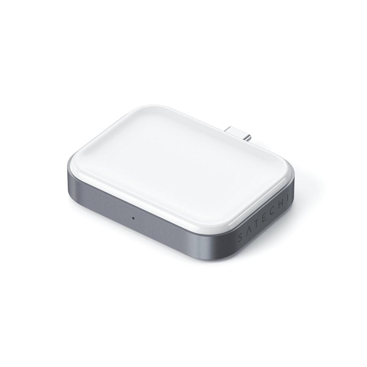 Un cargador inalámbrico Satechi gris rectangular con superficie blanca y conector USB-C sobre fondo blanco.