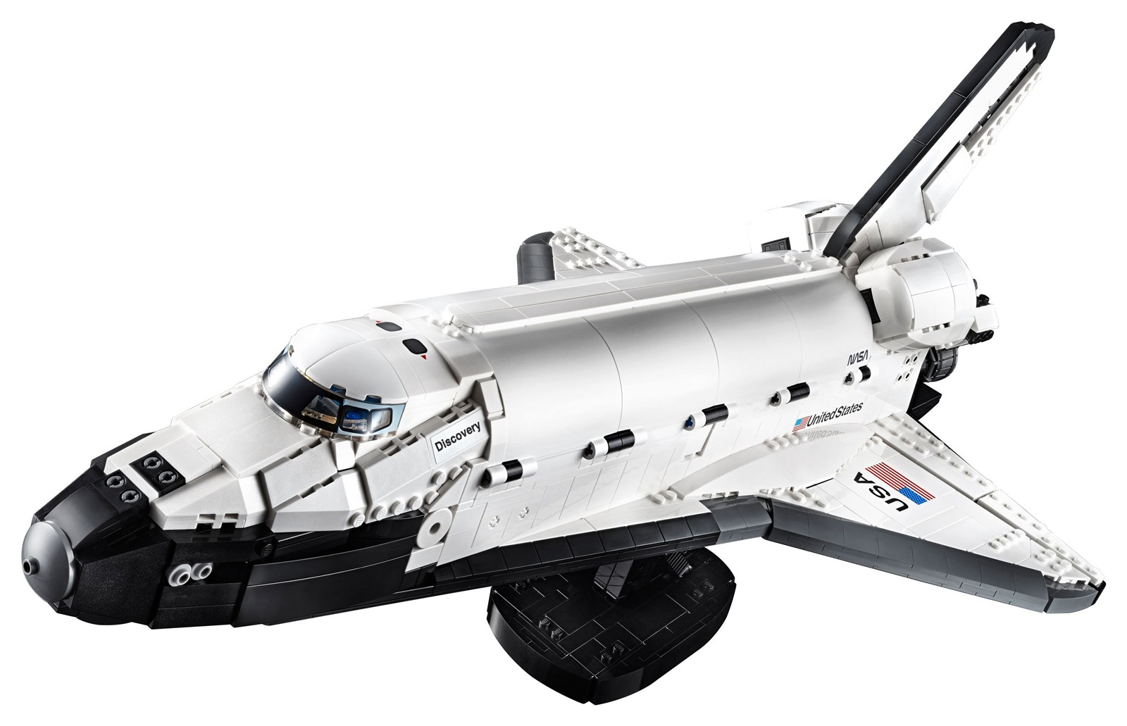Un modèle LEGO détaillé en noir et blanc de la navette spatiale Discovery sur un support sur fond blanc.