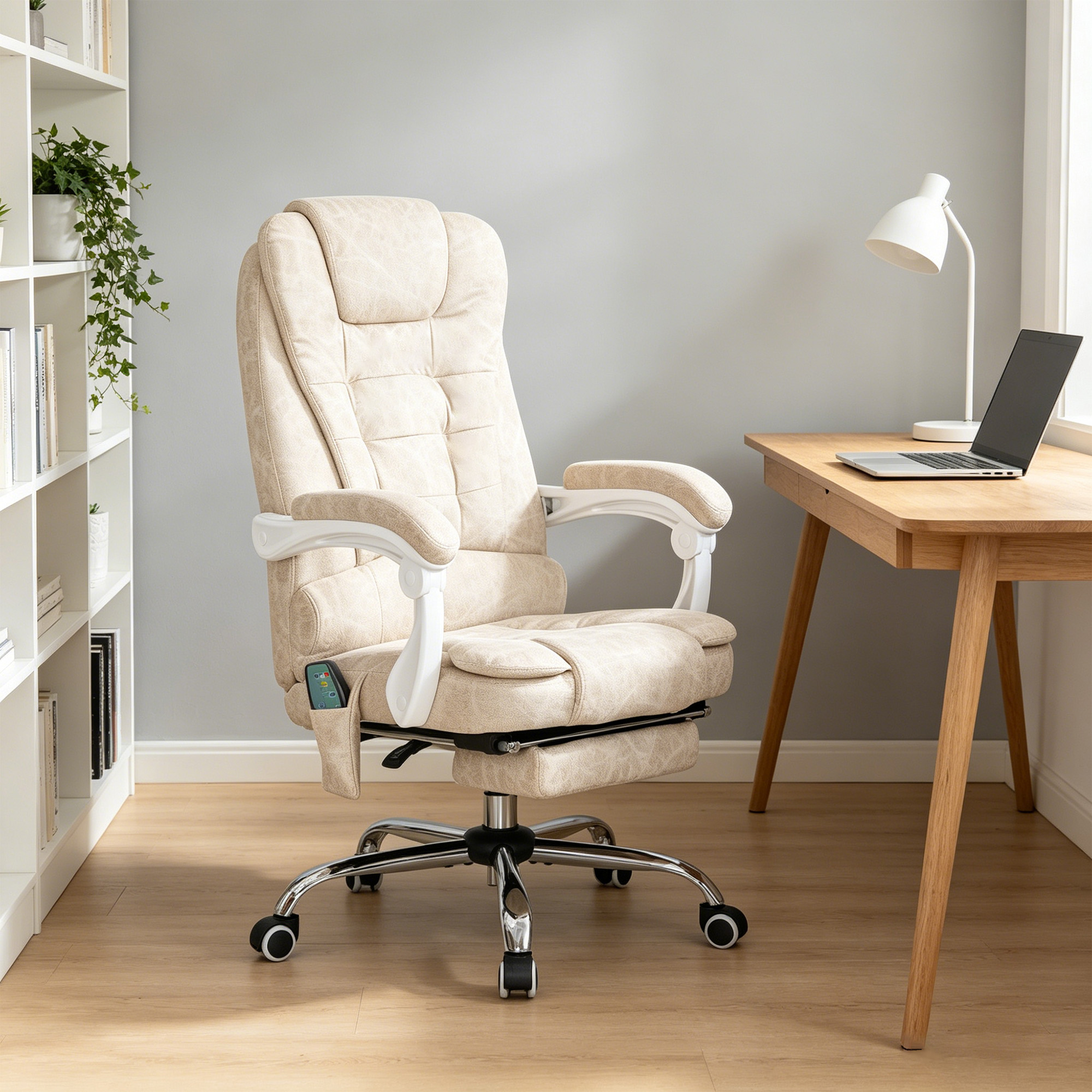 Una sedia da ufficio beige con struttura bianca si trova in una stanza accanto a una scrivania con un computer portatile.