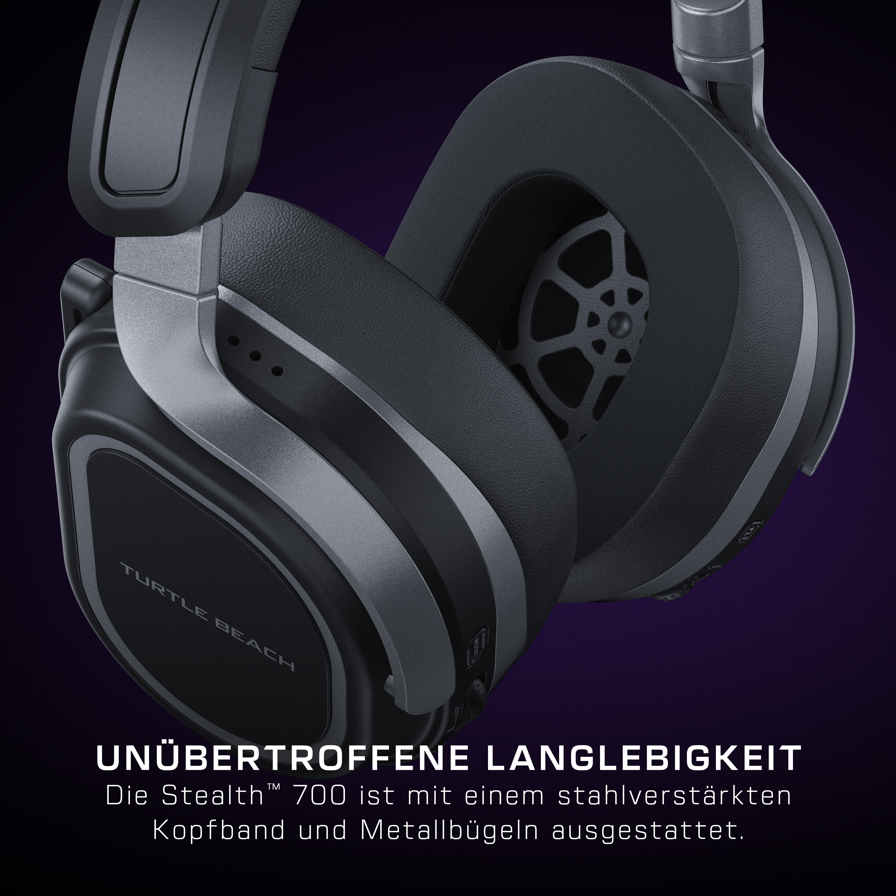 Primer plano de auriculares para juegos Turtle Beach negros y grises sobre fondo morado oscuro con texto publicitario.