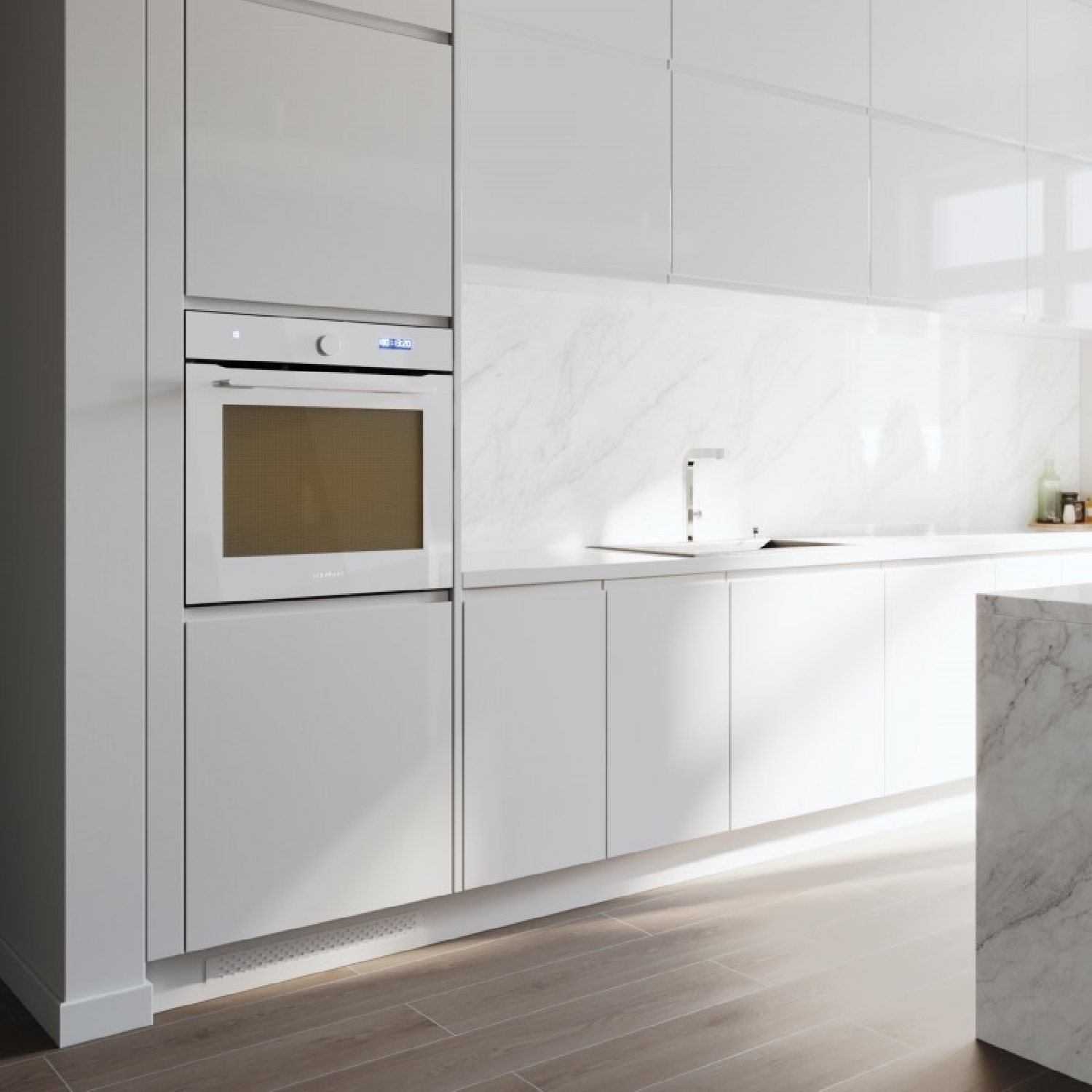 Moderna cocina blanca con horno empotrado, salpicadero de mármol y suelo de madera en una habitación luminosa.