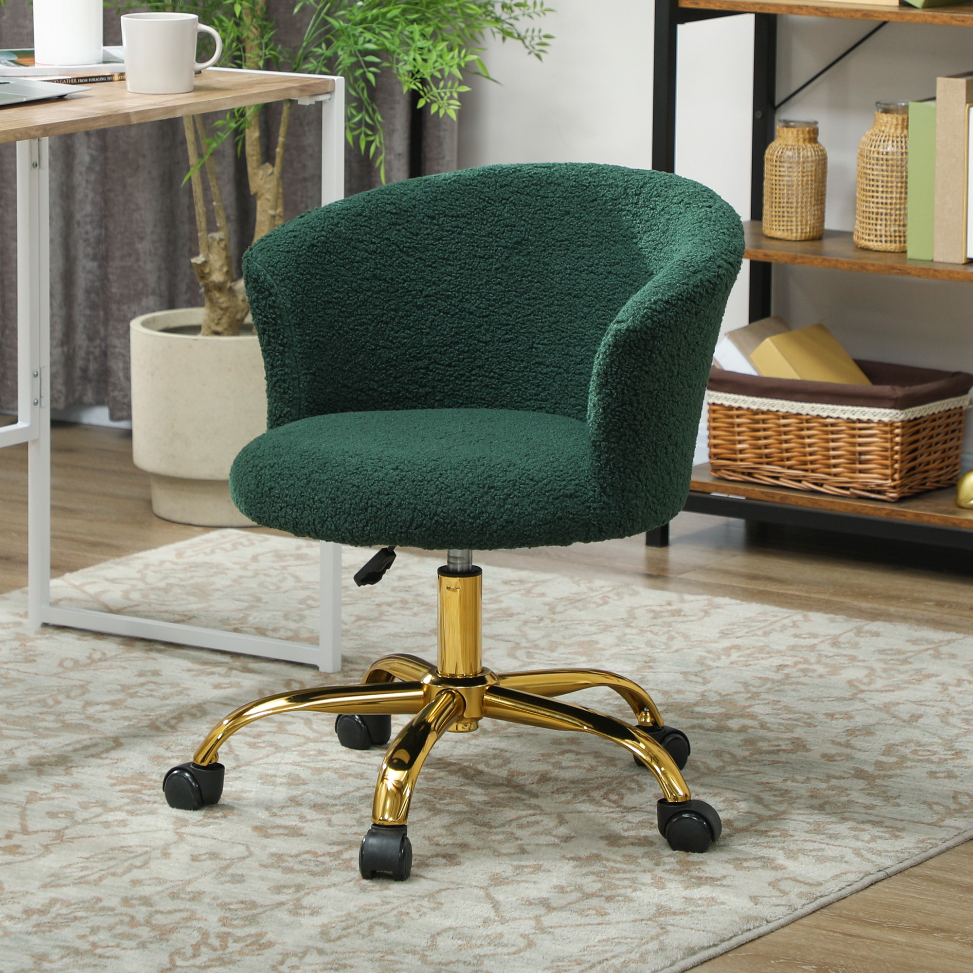 Una sedia da ufficio in peluche verde con gambe dorate si trova su un tappeto fantasia.