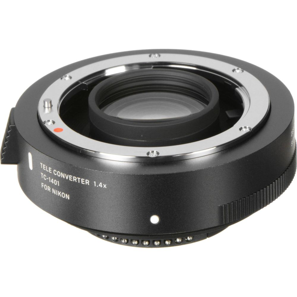 Un teleconvertidor negro de 1.4x para cámaras Nikon, sobre fondo blanco.