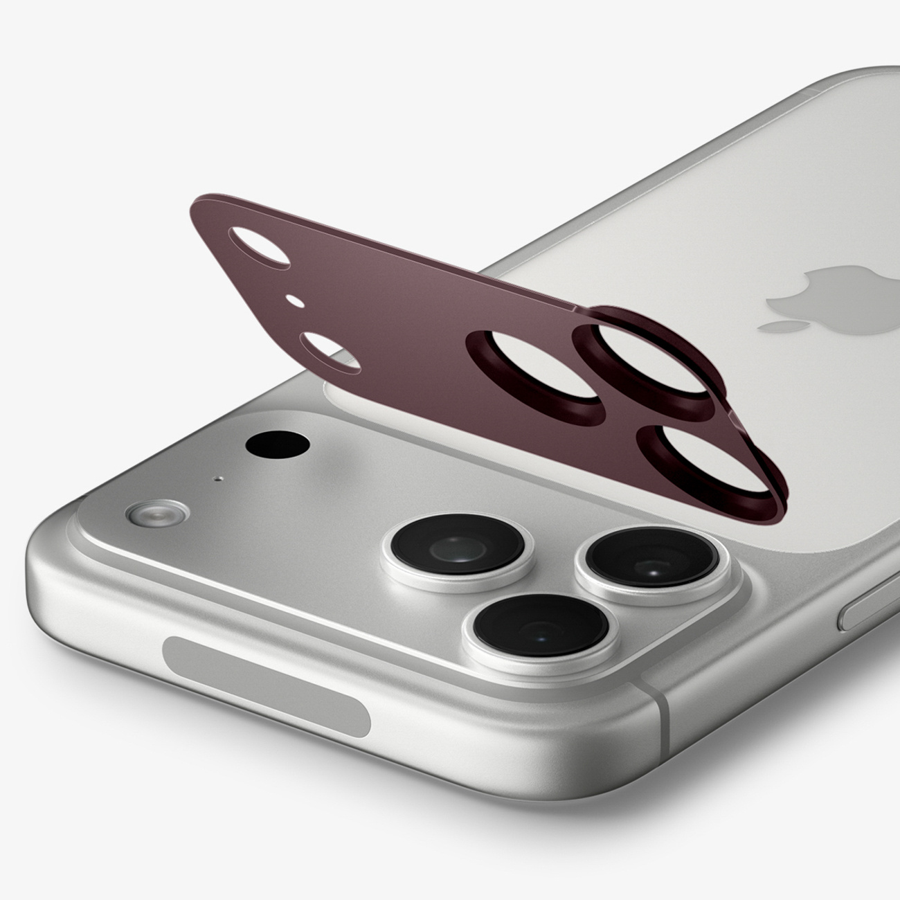 Srebrny iPhone w przezroczystym etui z podnoszoną ciemnoczerwoną osłoną obiektywu aparatu.