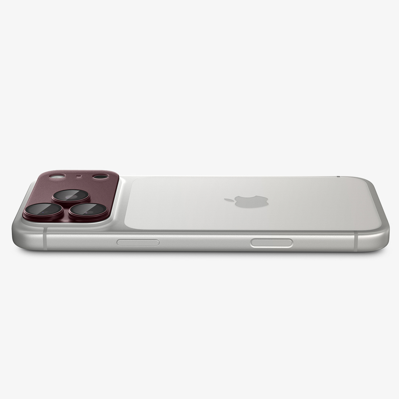 Srebrny iPhone z czerwonym modułem aparatu na białym tle.