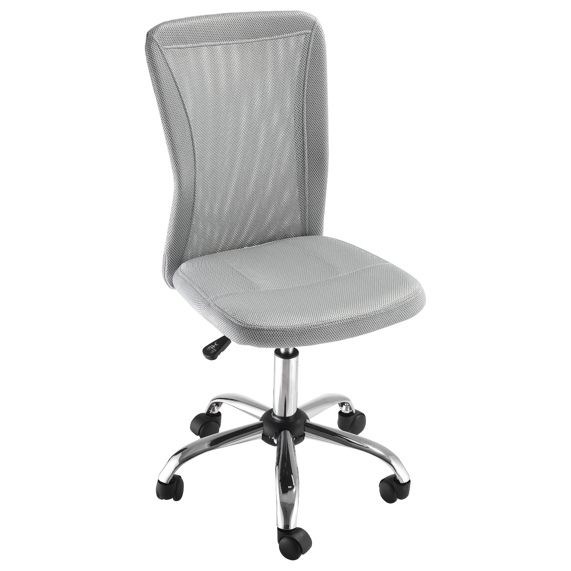 Una moderna sedia da ufficio in rete grigia con base cromata e ruote su sfondo bianco.