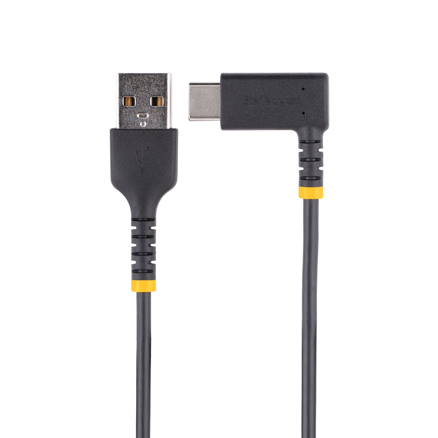 Un cable negro USB-A a USB-C en ángulo sobre un fondo blanco.
