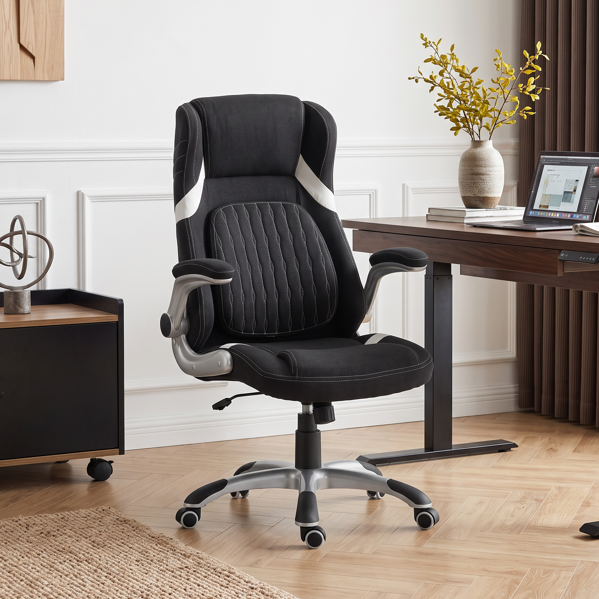 Una sedia da ufficcio ergonomica bianca e nera si trova in un moderno home office con scrivania e pavimento in legno.