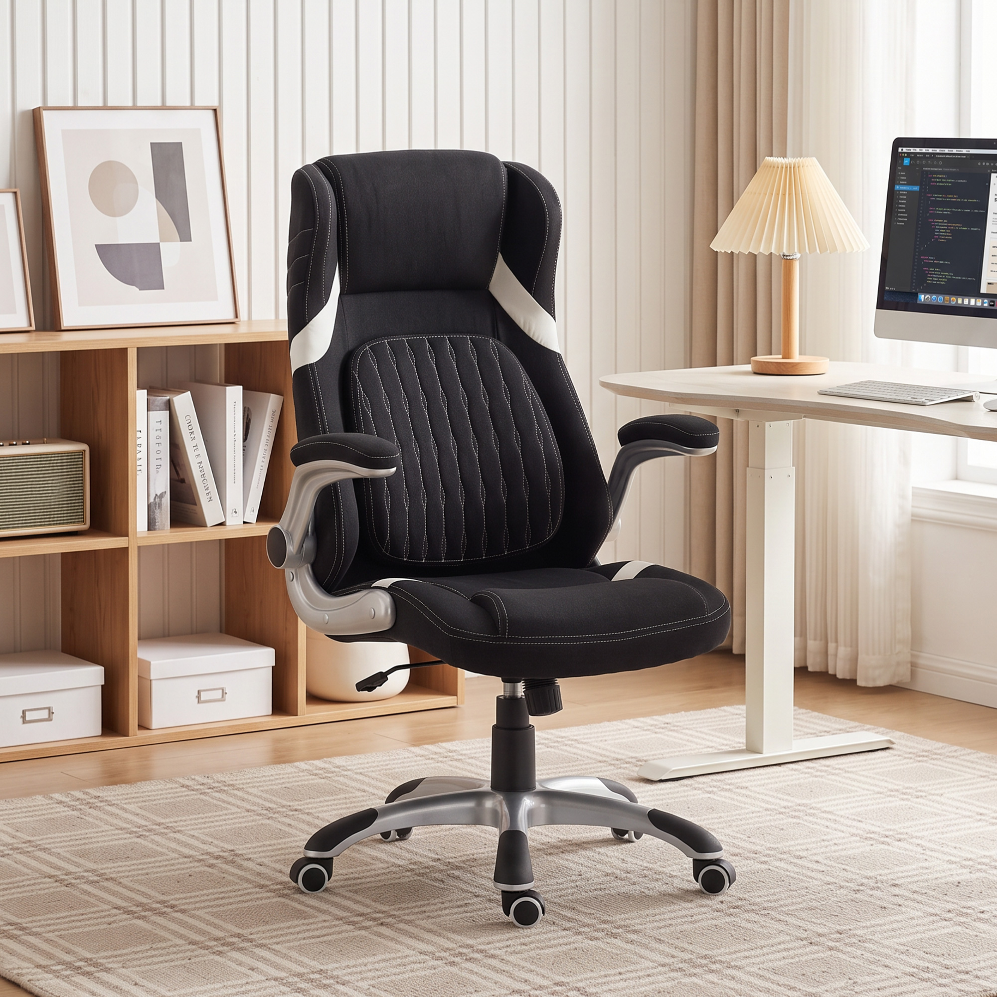 Una sedia da ufficio ergonomica nera si trova in una stanza luminosa di fronte a uno scaffale e a una scrivania.