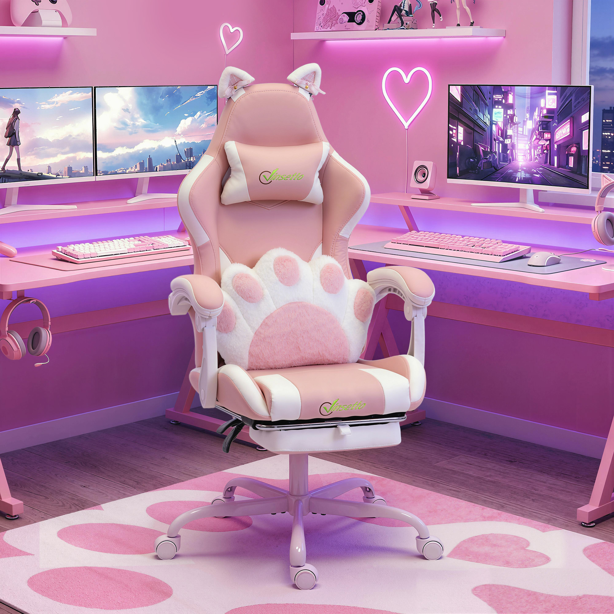 Una postazione gaming rosa con sedia con orecchie di gatto, cuscino a zampa e cuori luminosi.