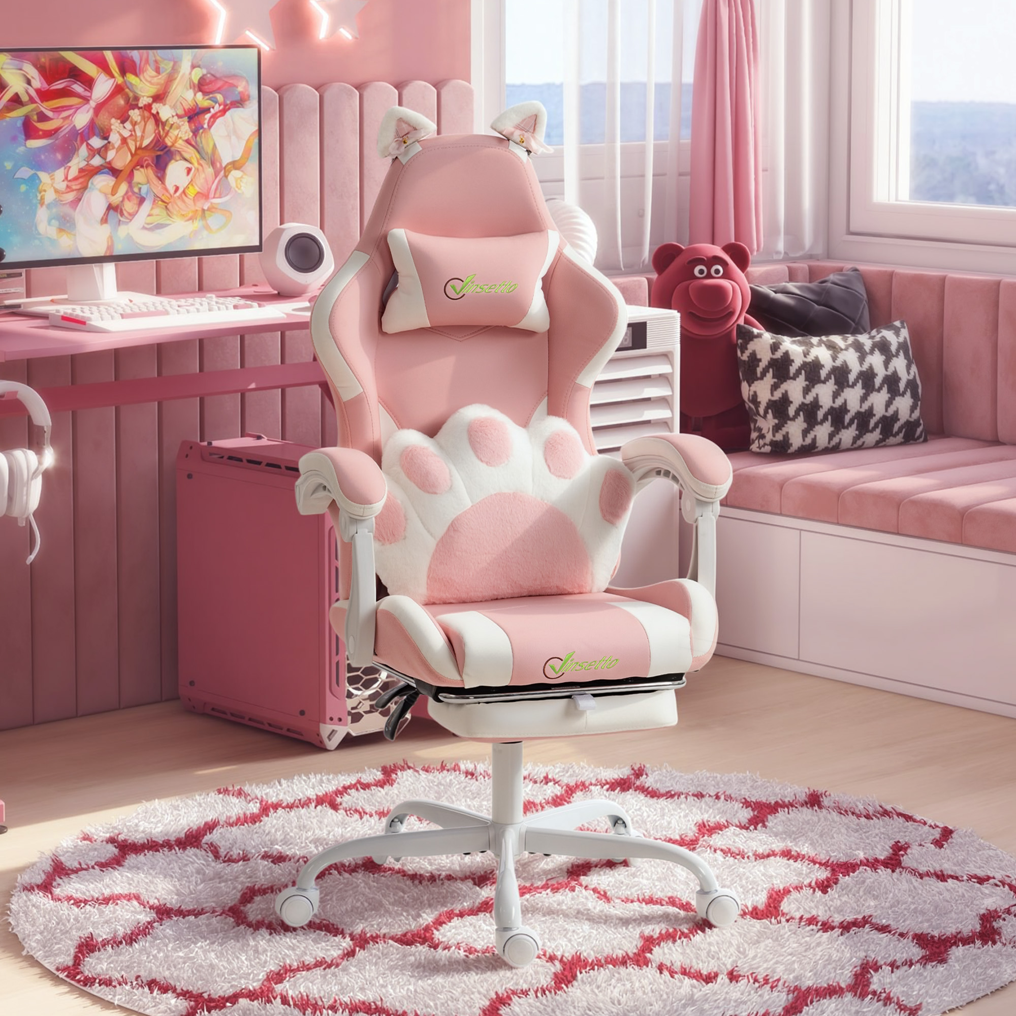 Una sedia da gaming rosa e bianca con orecchie di gatto e cuscino a zampa, in una stanza rosa.