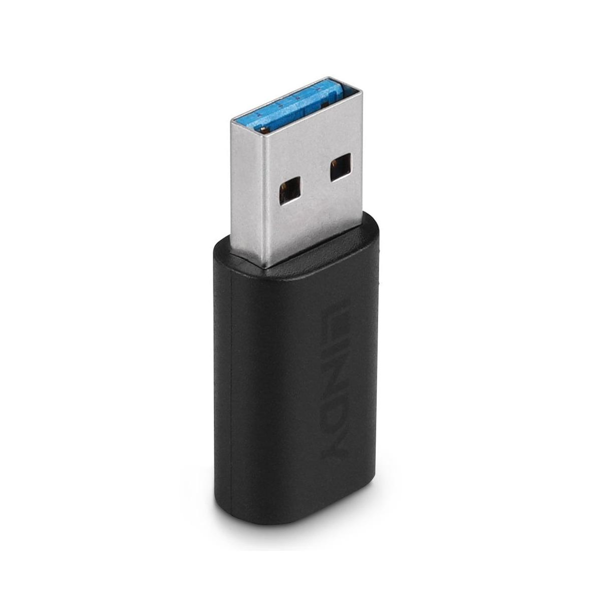 Un adaptador USB negro con conector plateado e interior azul sobre fondo blanco.