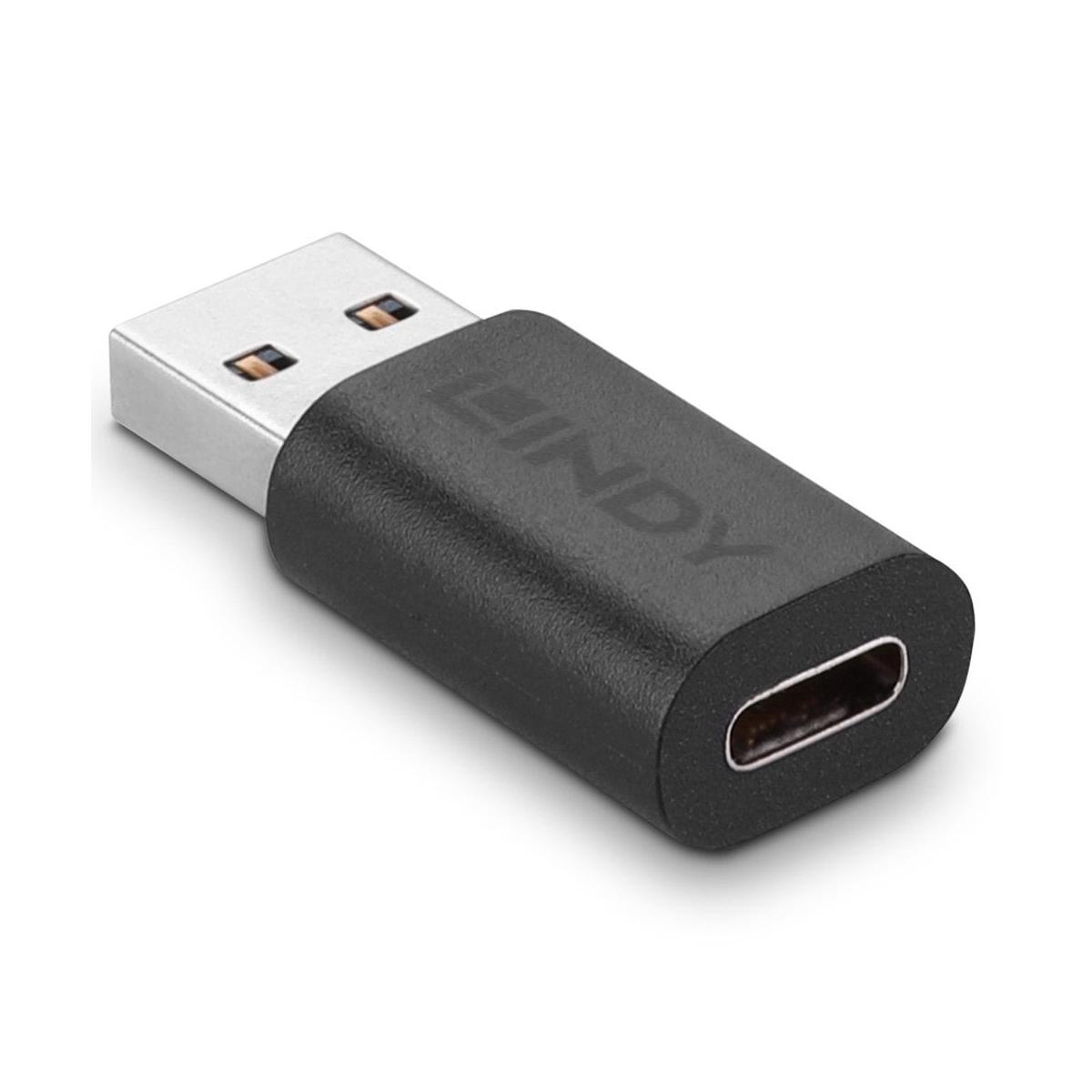 Un adaptador negro USB-A a USB-C de Lindy sobre fondo blanco.