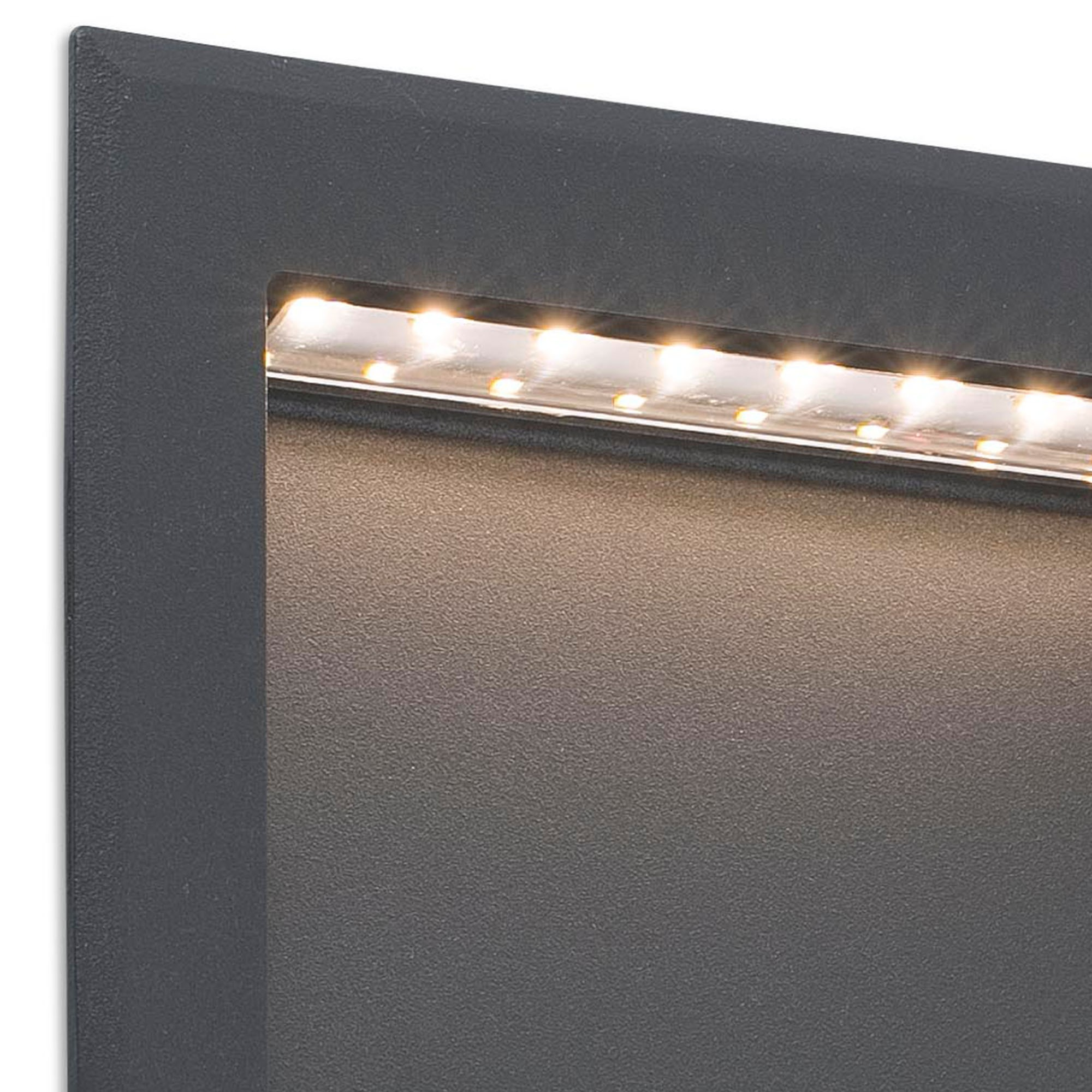 Primer plano de una moderna lámpara de exterior gris oscuro con una tira LED brillante.