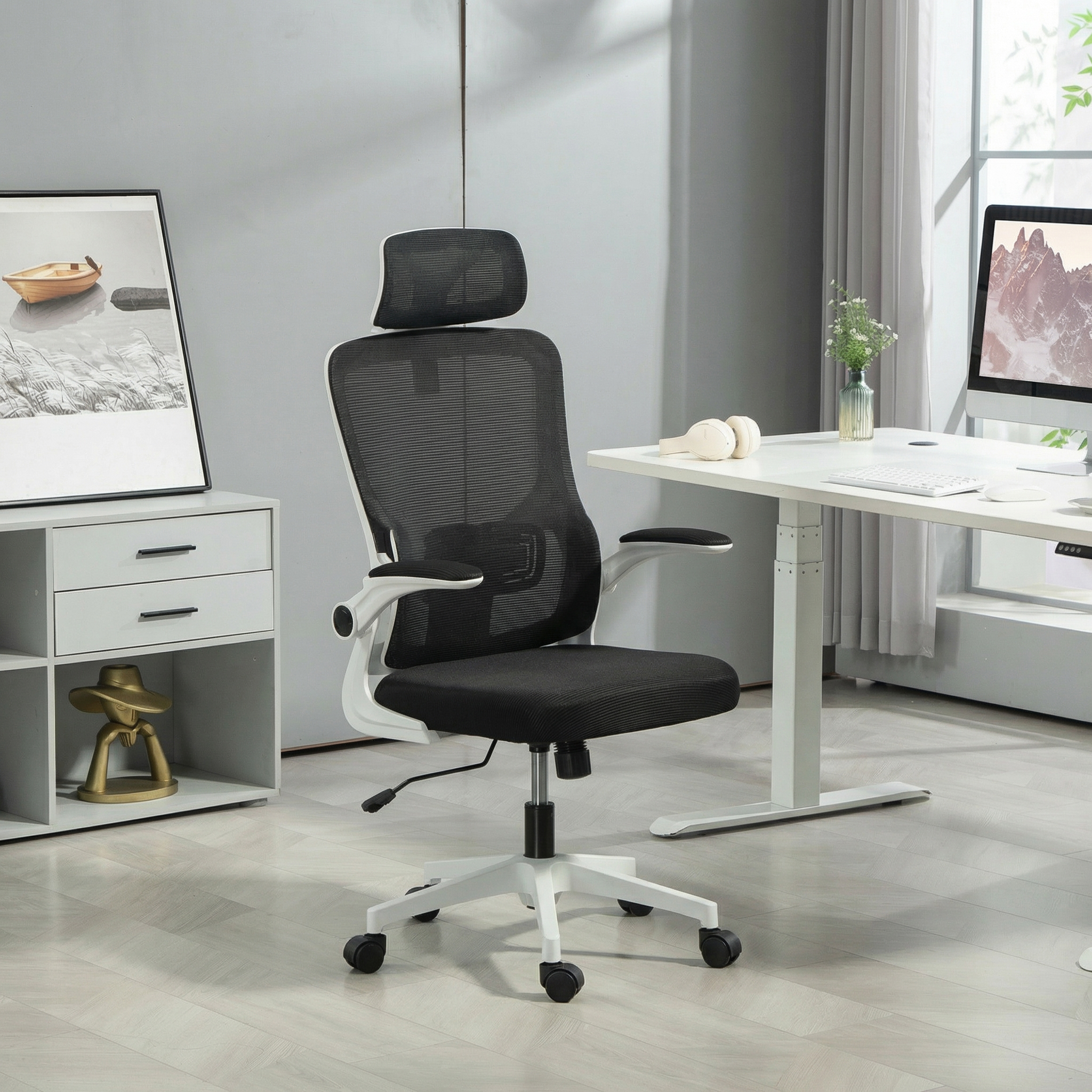 Una sedia da ufficio ergonomica nera con struttura bianca si trova in un ufficio moderno vicino a una scrivania.
