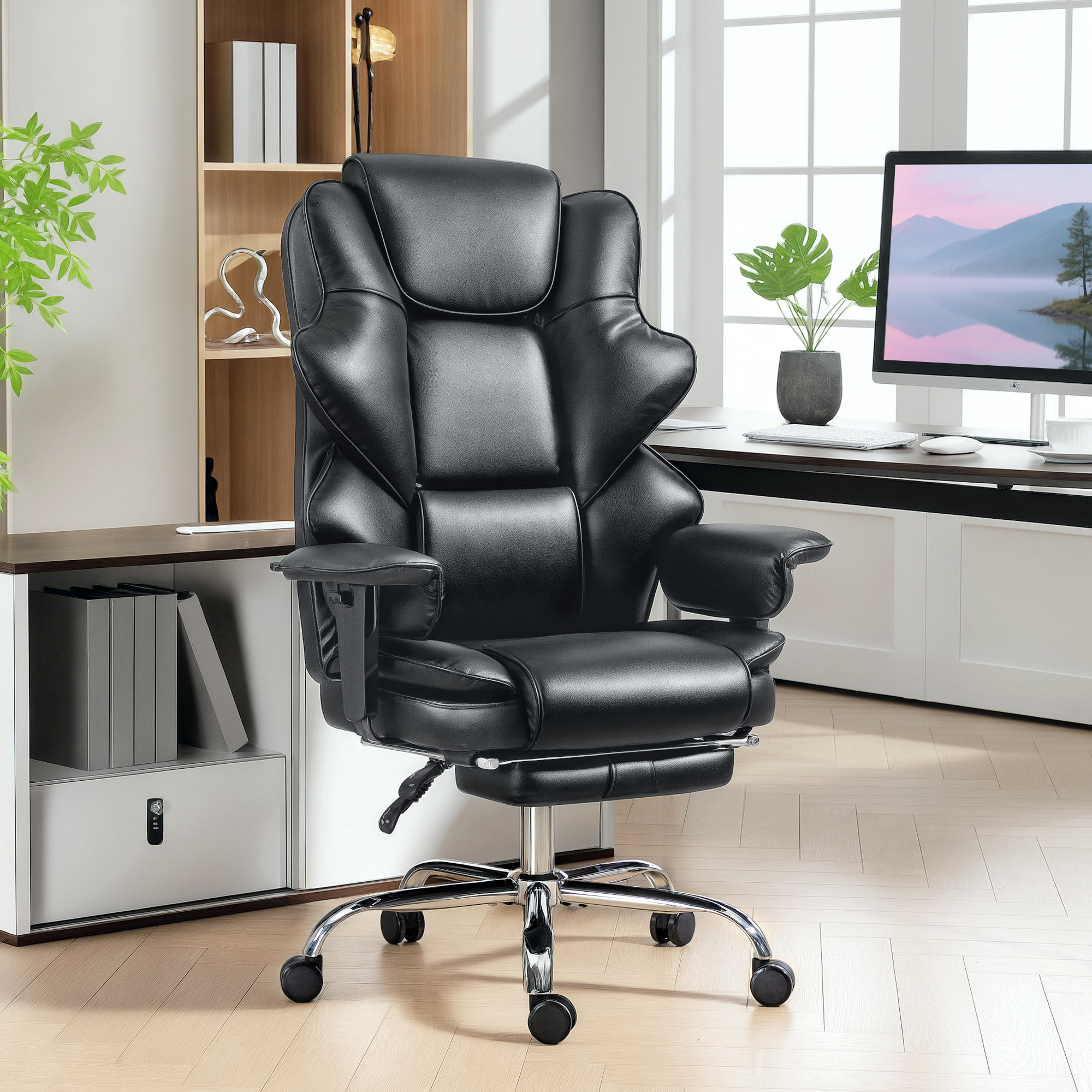 Una sedia da ufficio ergonomica in pelle nera con ruote si trova in un ufficio luminoso e moderno davanti a una scrivania.