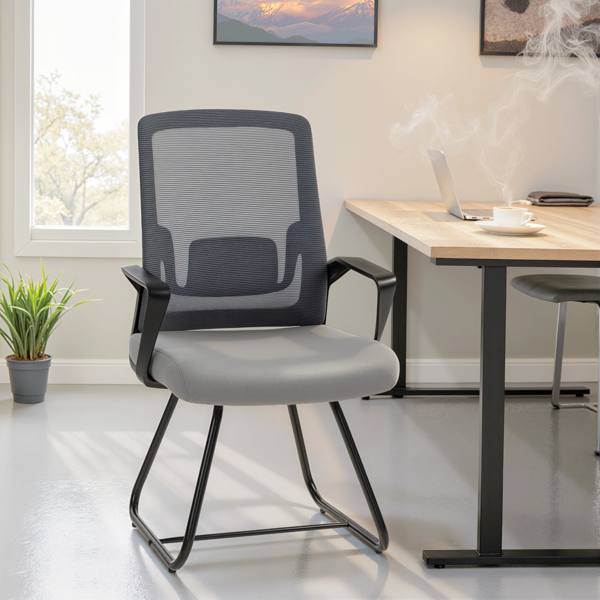 Moderna sedia da ufficio ergonomica con seduta grigia e schienale in rete nera davanti a una scrivania in legno.