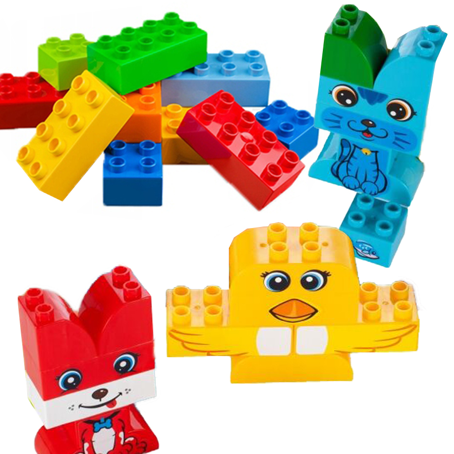 Kolorowe klocki na białym tle, w tym figurki zwierząt Lego Duplo, takie jak kot, pies i ptak.