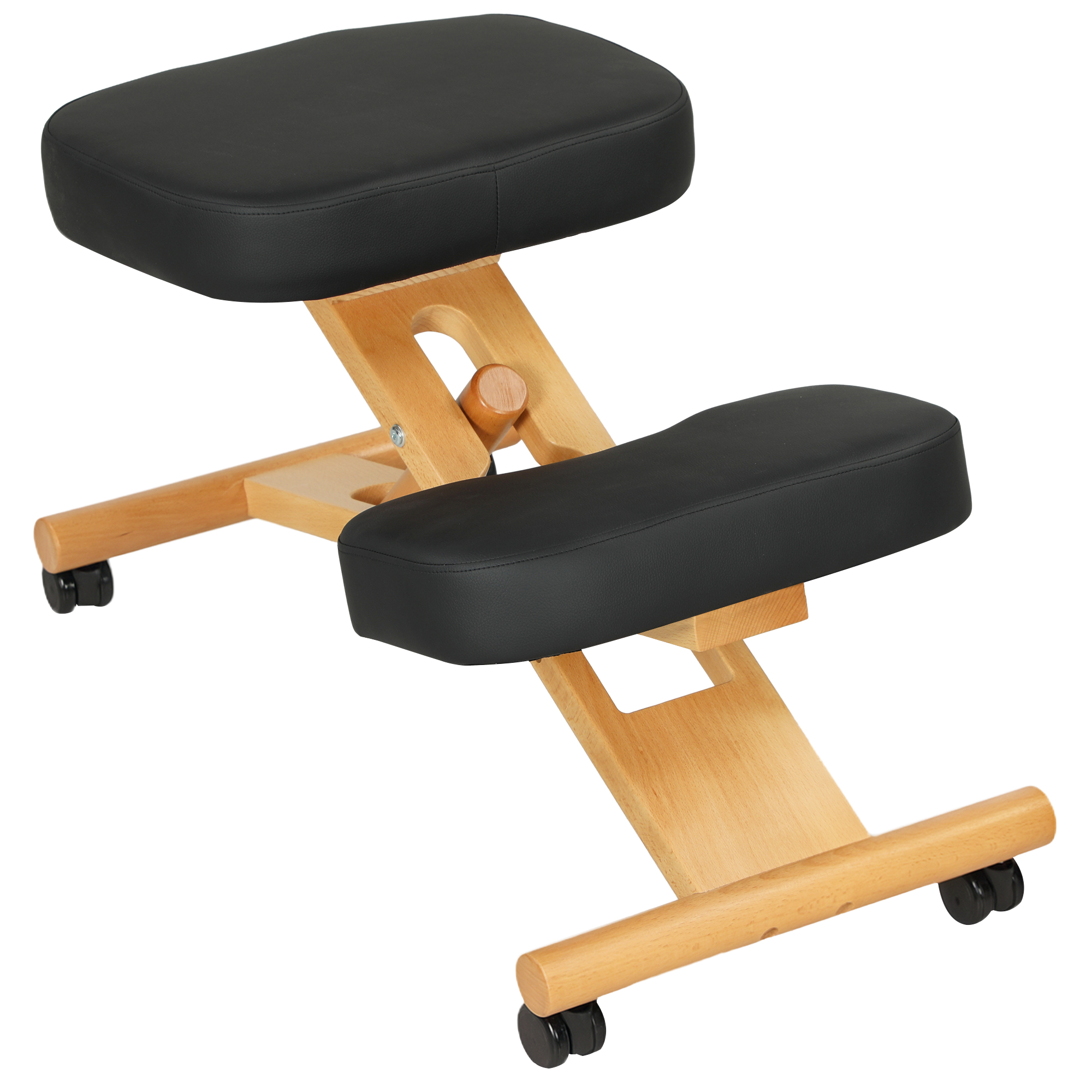 Una sedia ergonomica per ginocchia con struttura in legno, cuscini neri e quattro piccole ruote su sfondo bianco.