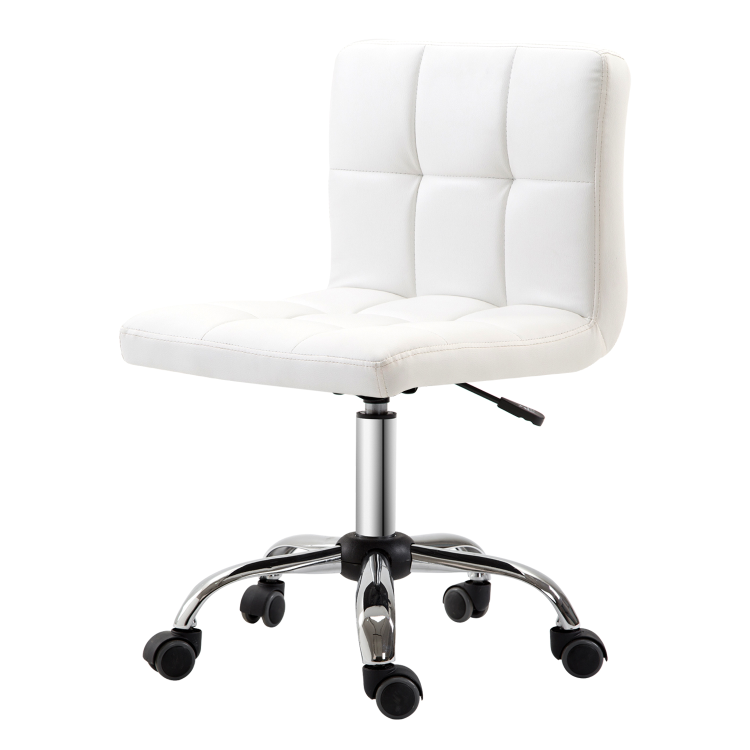 Una sedia da ufficio bianca imbottita con base cromata e ruote su sfondo bianco.