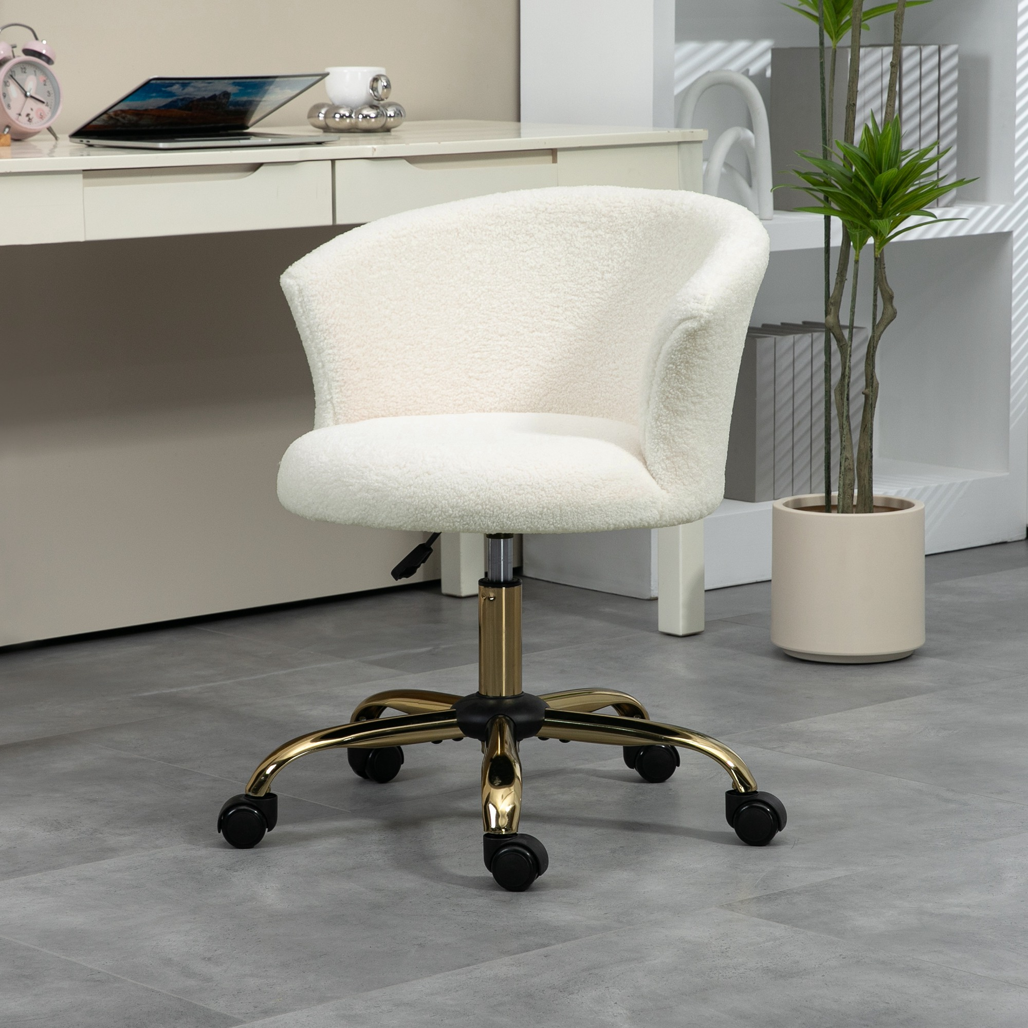 Una sedia da ufficio bianca e soffice con gambe dorate e ruote.