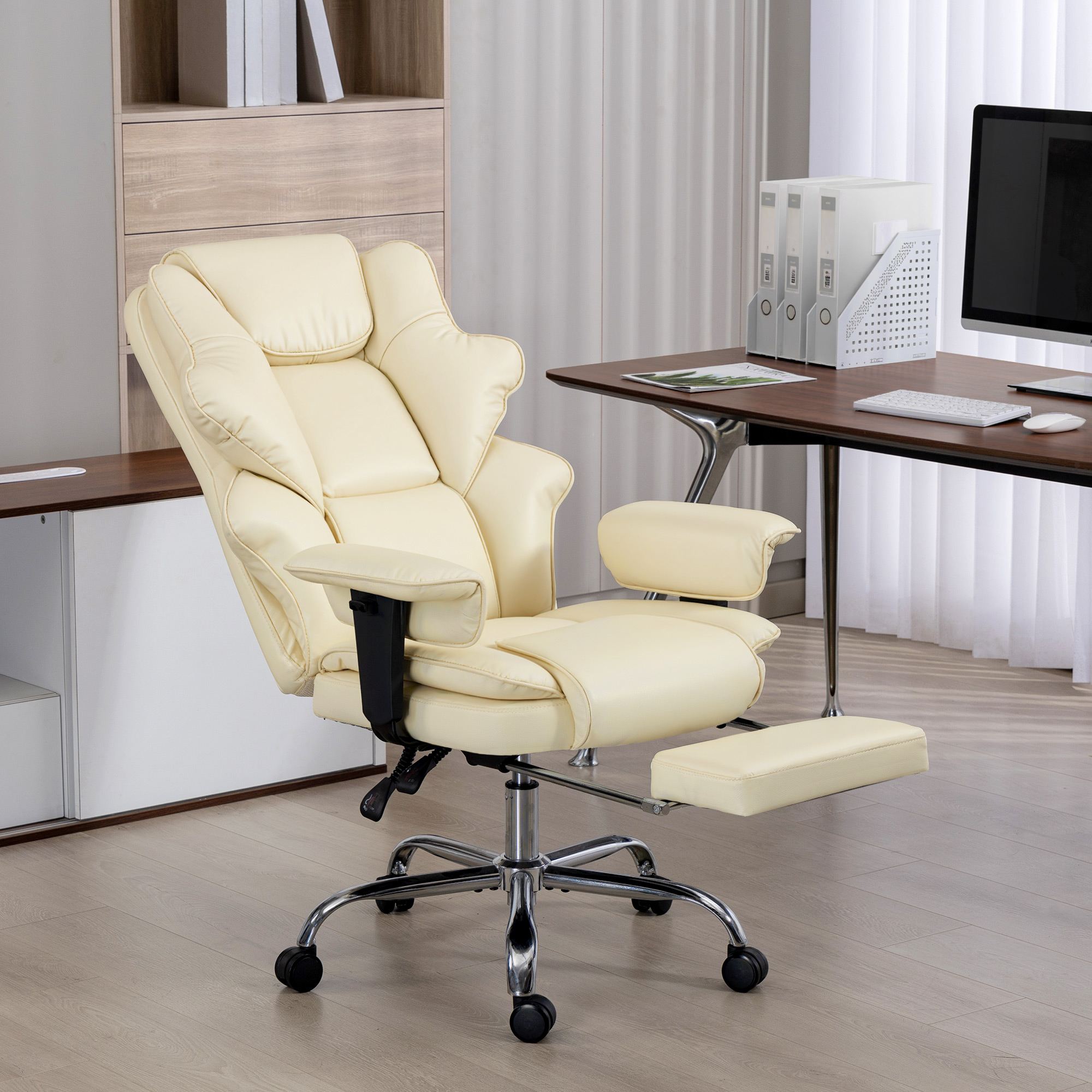 Sedia da ufficcio beige con poggiapiedi davanti a una scrivania.