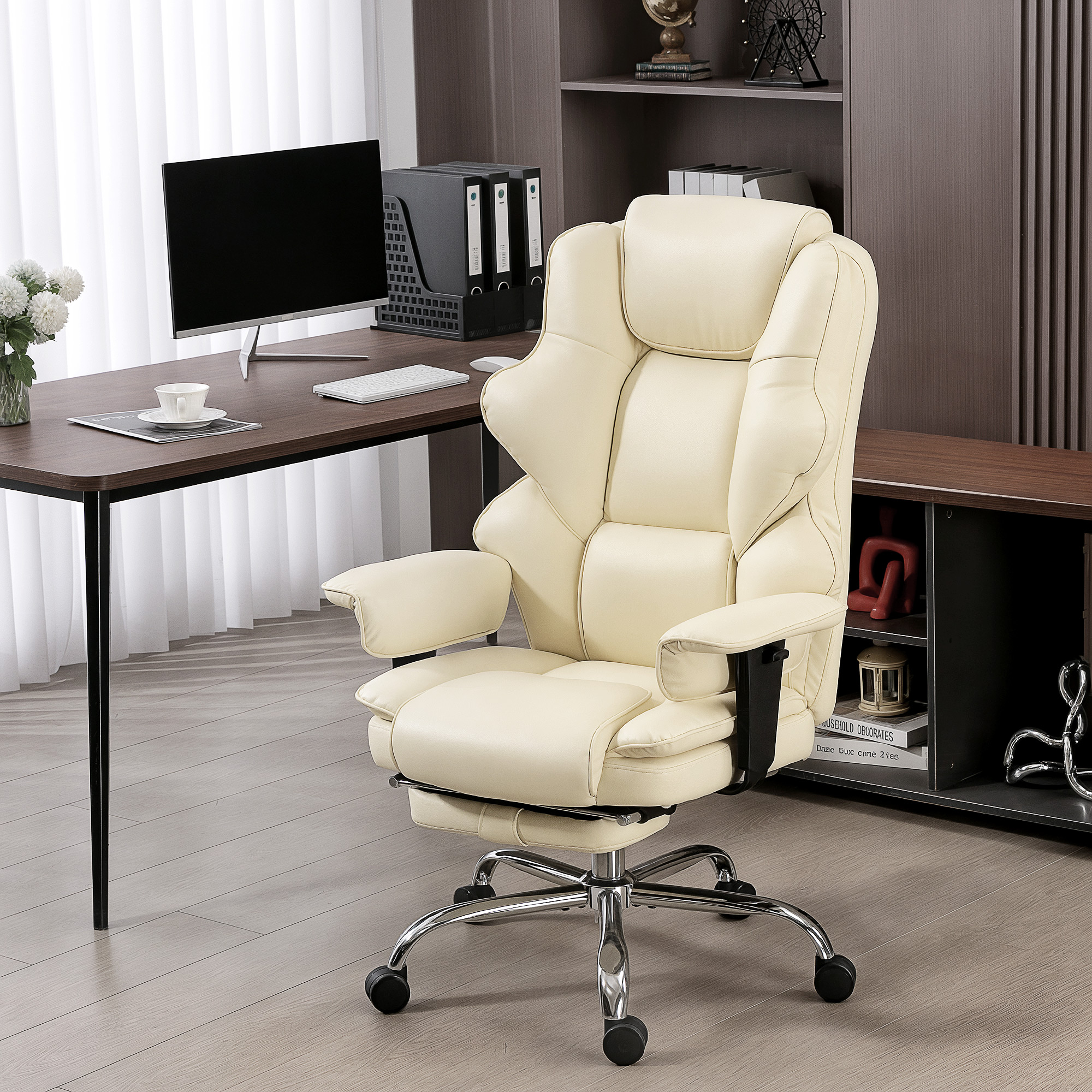 Sedia da ufficio ergonomica beige davanti a una scrivania scura in un ufficio luminoso.