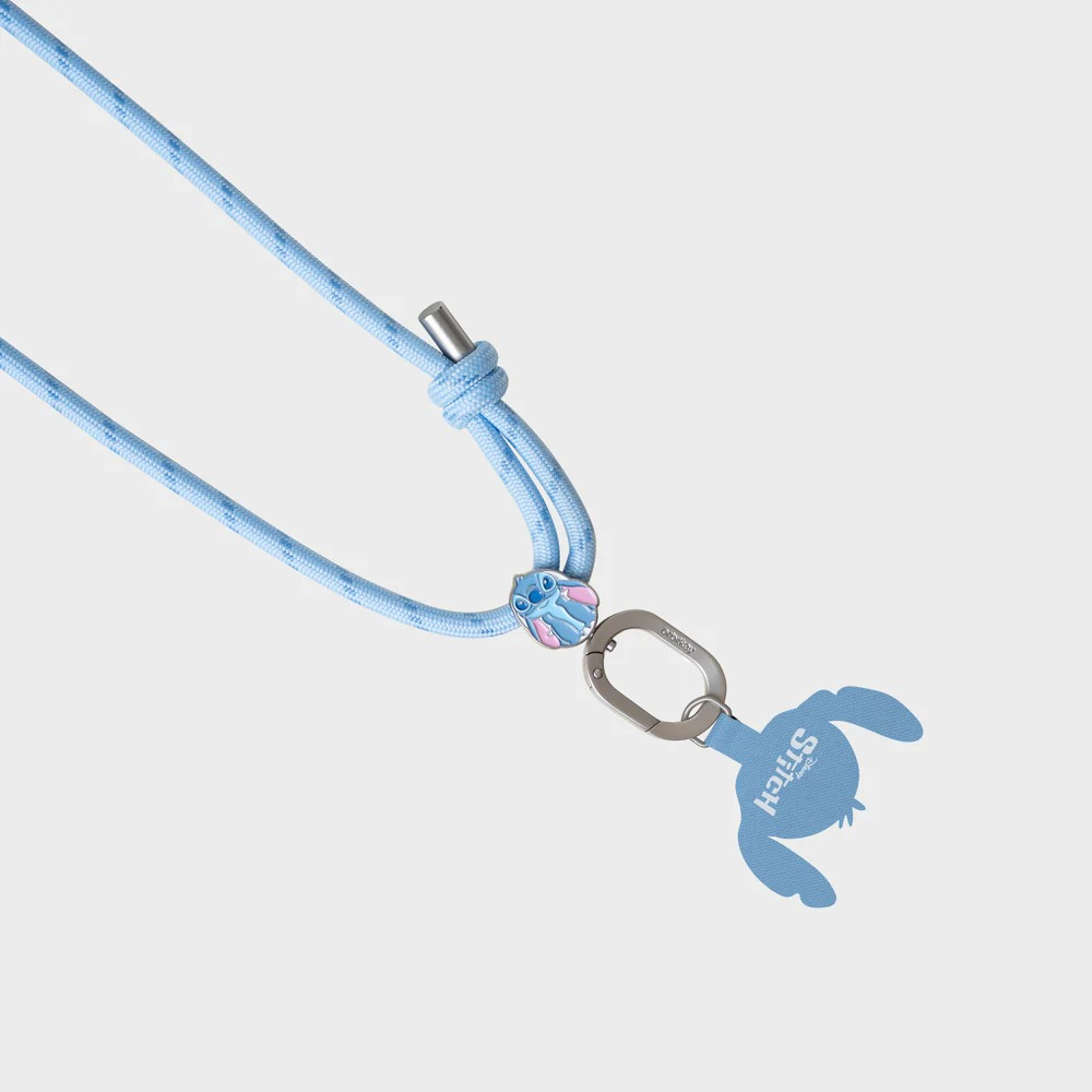 Jasnoniebieska smycz z zawieszką Stitch i srebrnym karabińczykiem na neutralnym tle.