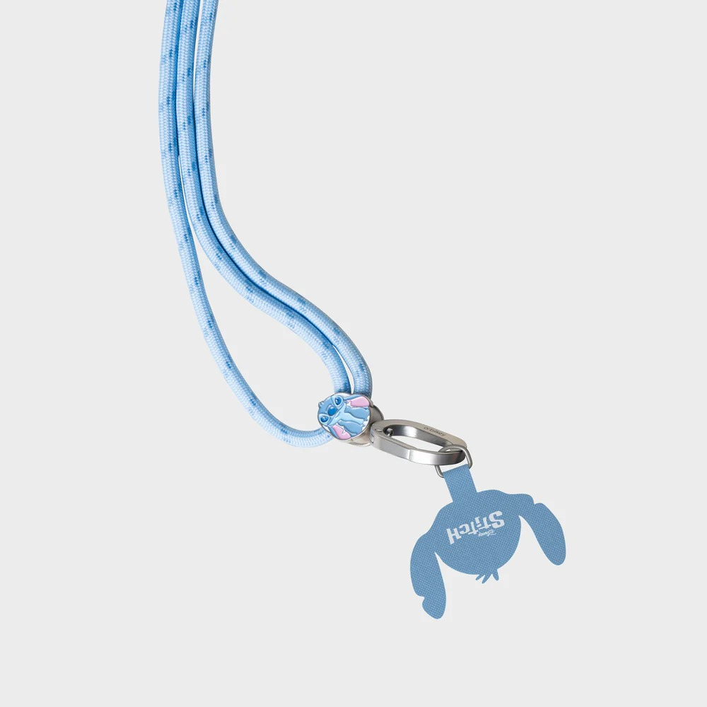 Jasnoniebieska smycz z zawieszką Disney Stitch i srebrnym karabińczykiem na jasnym tle.