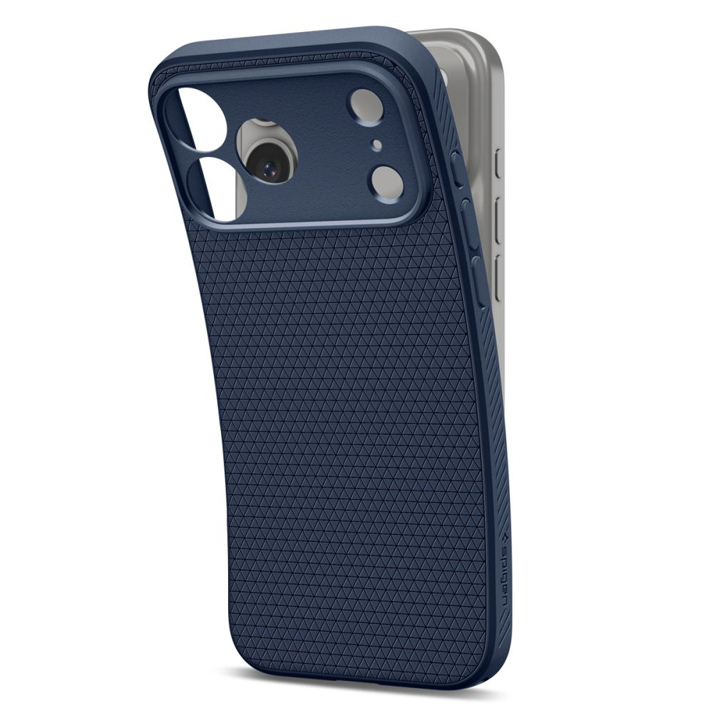 Niebieskie fakturowane etui na telefon zakładane na szary smartfon na białym tle.