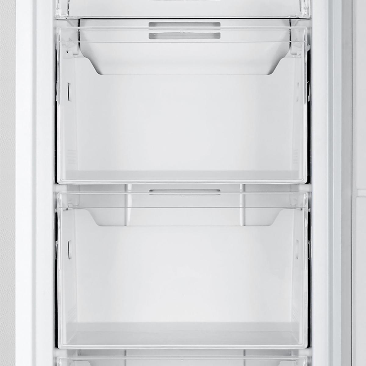 Zwei übereinanderliegende transparente Gefrierschubladen in einem weißen Kühlschrank.