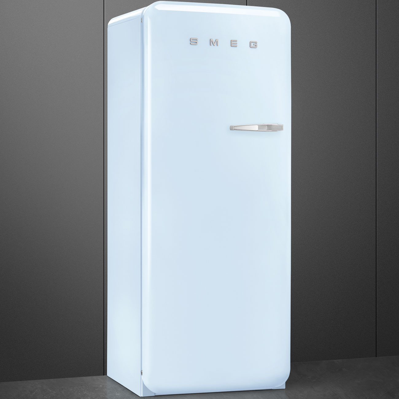 Un refrigerador Smeg retro de color azul claro contra una pared gris.