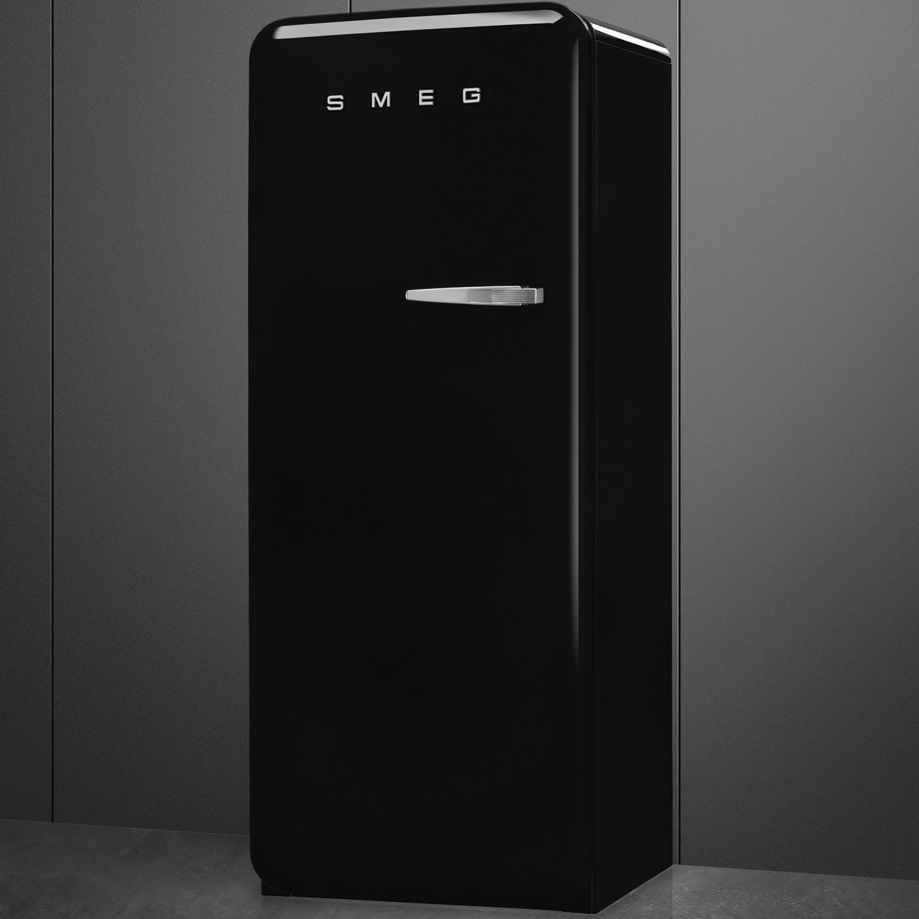 Ein glänzender schwarzer Smeg-Kühlschrank im Retro-Stil steht vor einer dunklen Wand.