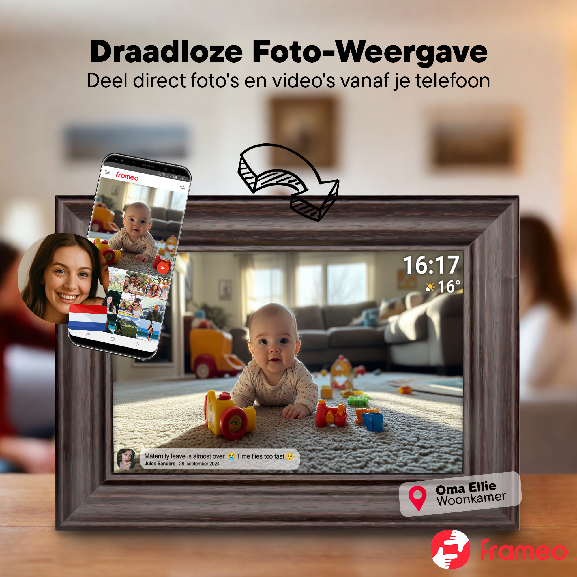 Un cadre photo numérique montre un bébé qui rampe sur un tapis, avec un smartphone transférant des photos.