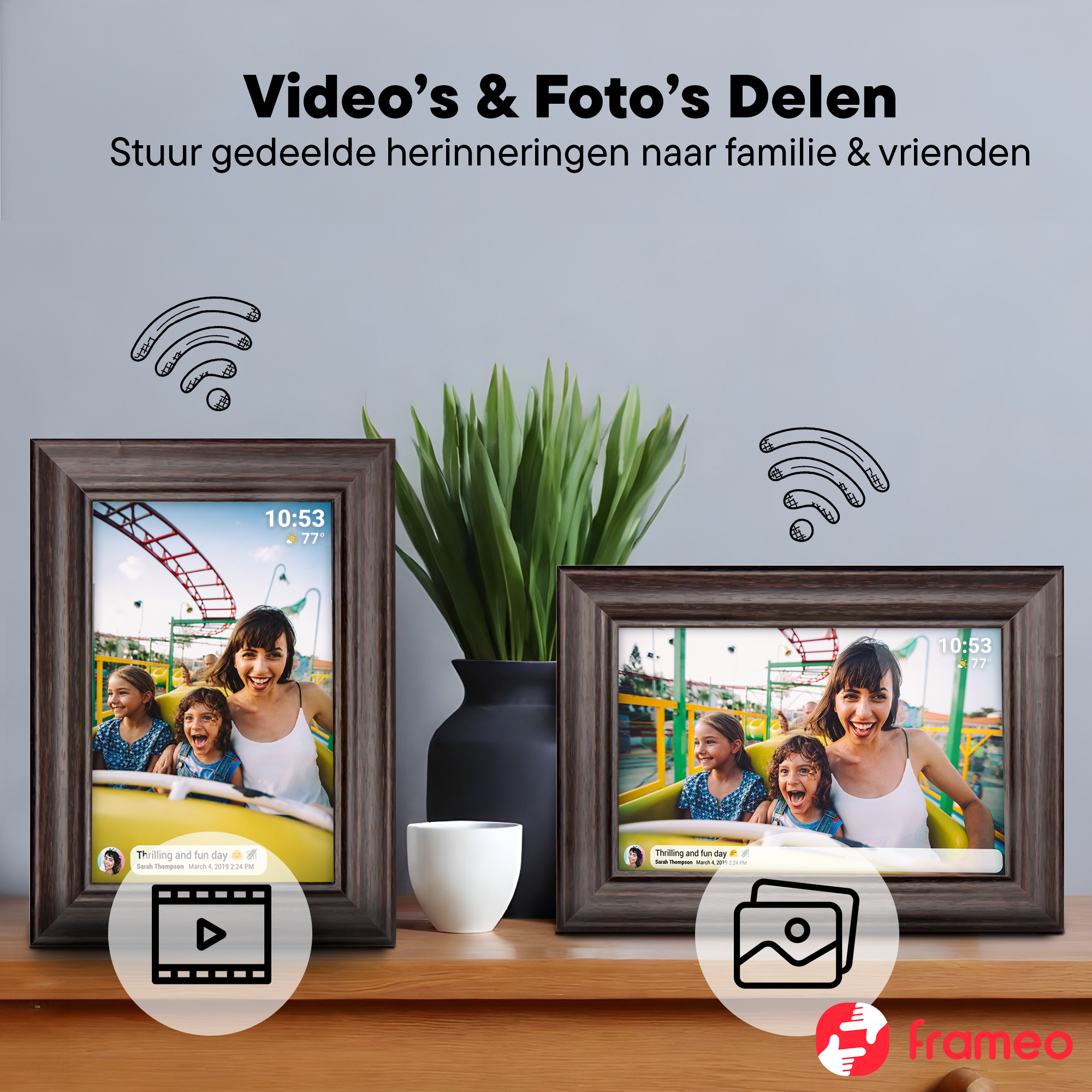 Deux cadres numériques sur une table en bois affichent une famille dans des montagnes russes, avec des icônes Wi-Fi.