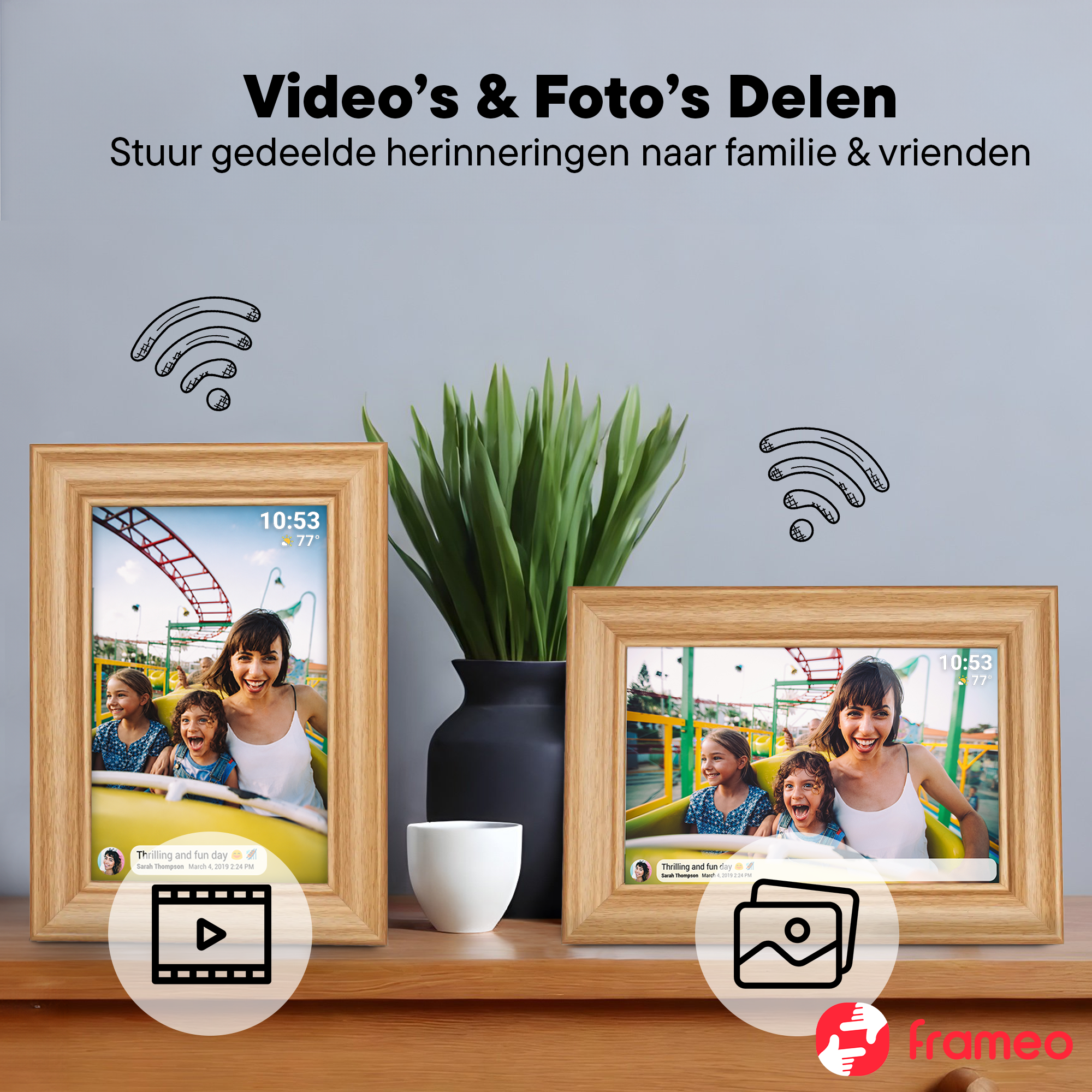 Deux cadres en bois avec des photos de famille heureuses sur une commode, et un vase de plantes noir.