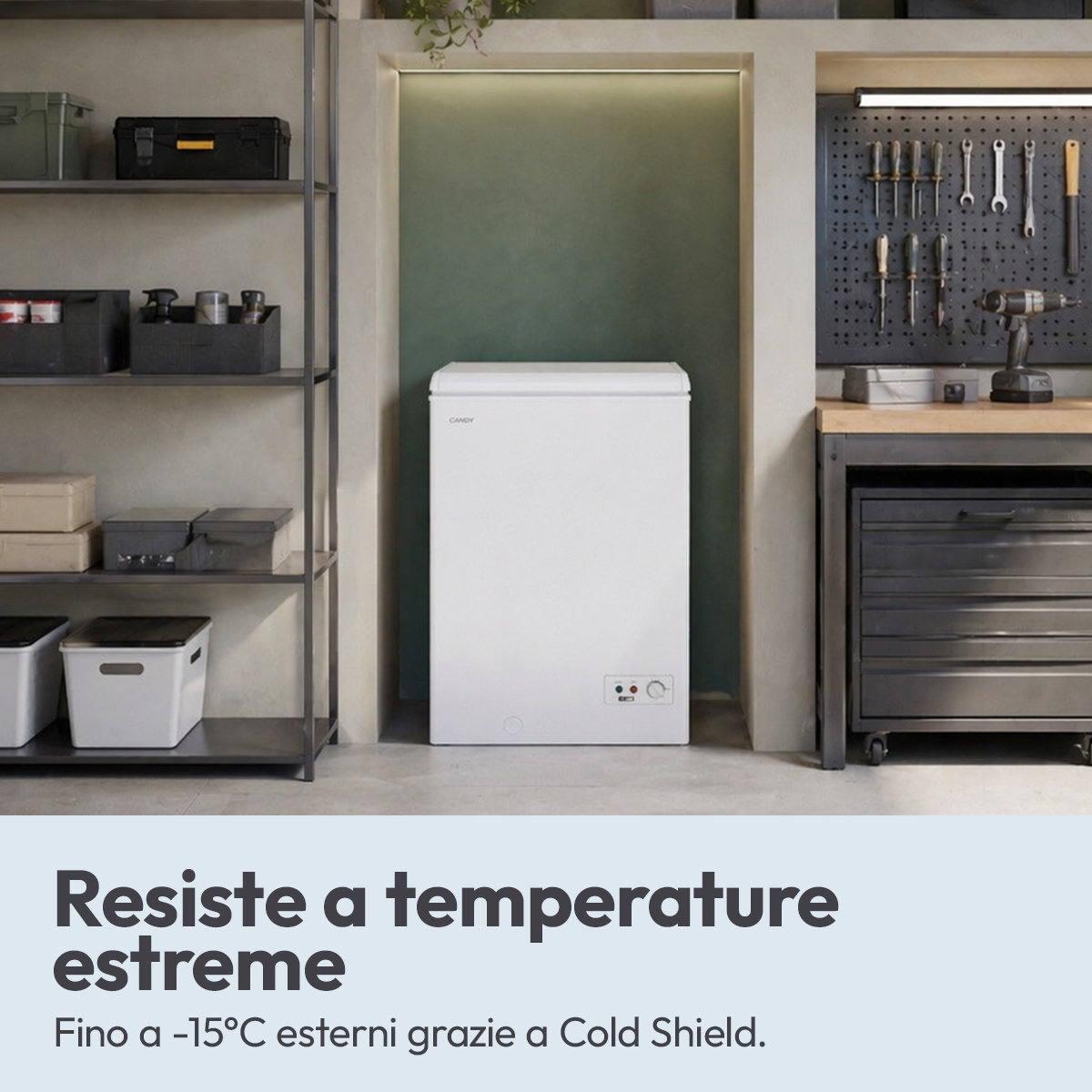 Un congelador horizontal blanco en una habitación con estanterías y herramientas.