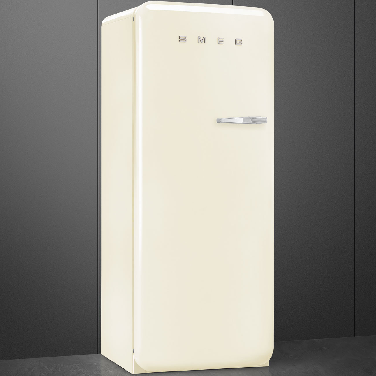 Ein cremefarbener Retro-Kühlschrank von Smeg steht vor einer grauen Wand.