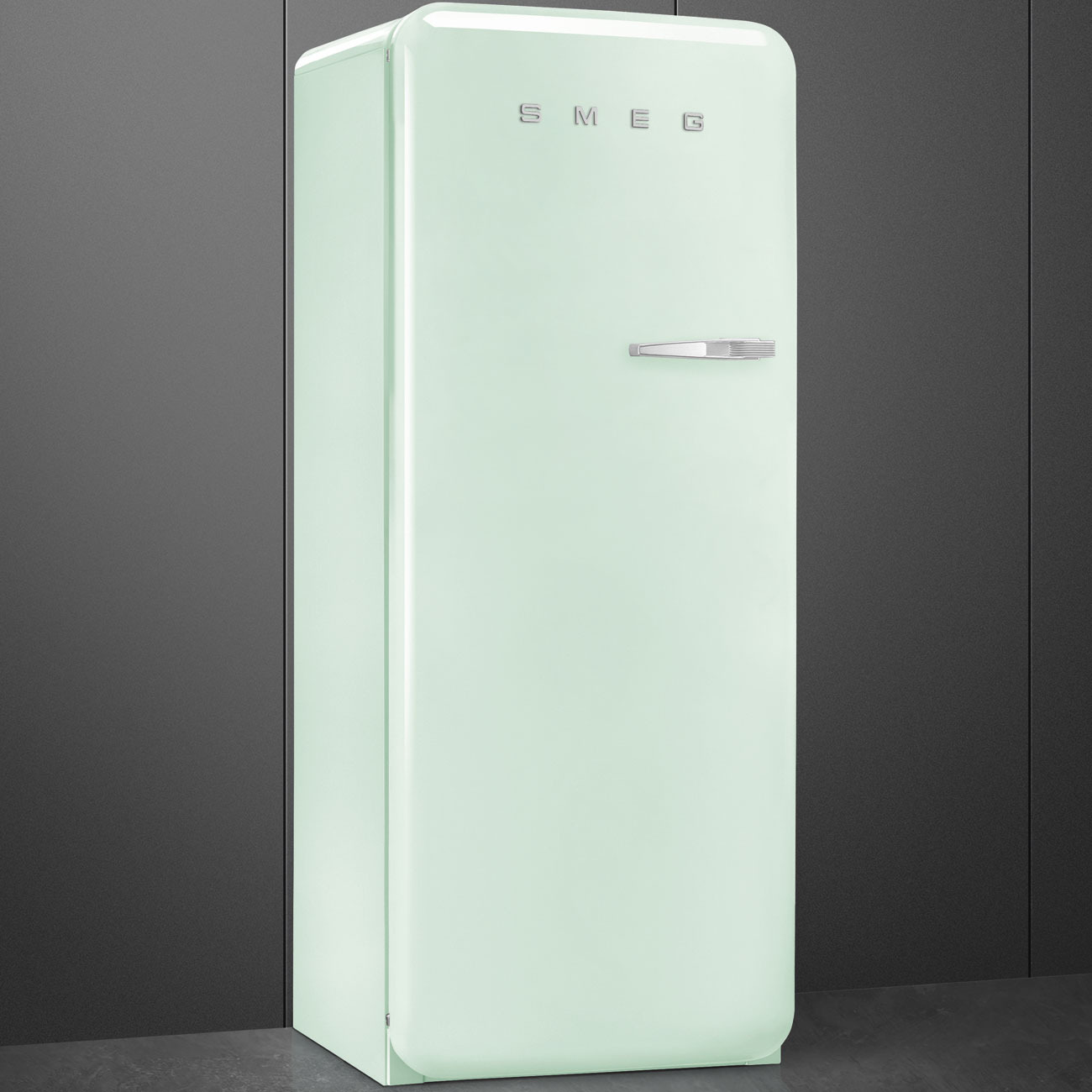 Ein mintgrüner SMEG-Kühlschrank steht vor einer dunklen Wand in einer modernen Küche.