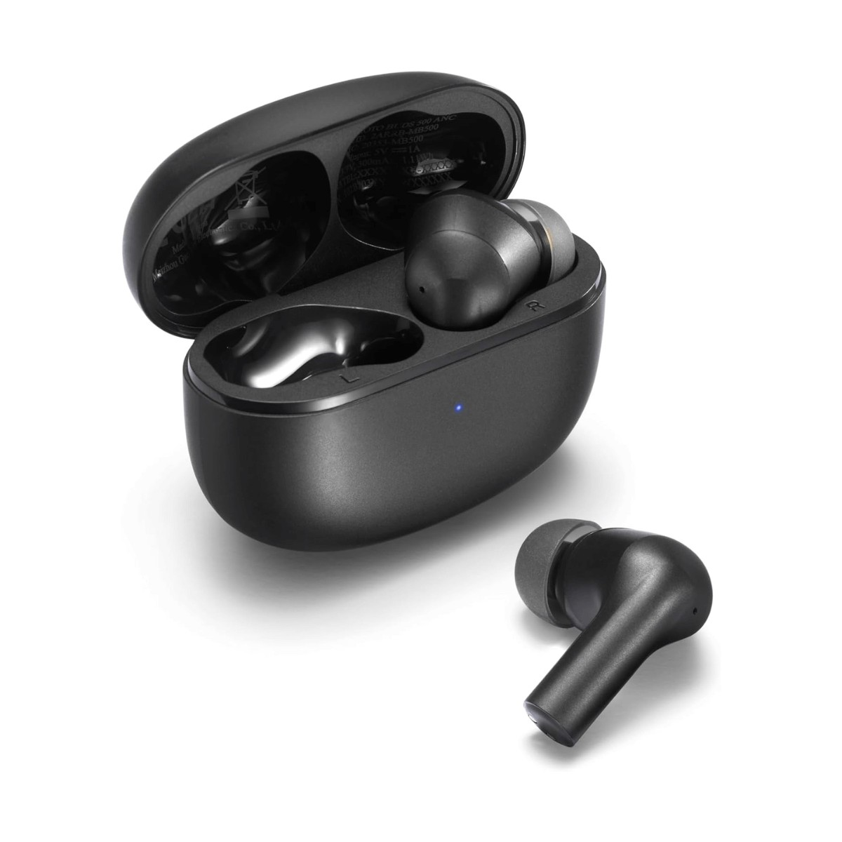 Auriculares inalámbricos negros con estuche de carga abierto sobre fondo blanco.