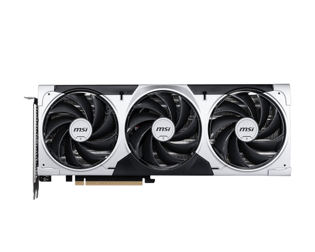 Beyaz arka planda gümüş ve siyah kasalı, üç siyah fanlı bir MSI ekran kartı.
