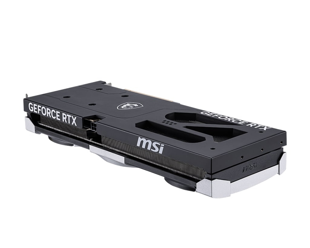 Beyaz arka planda siyah ve gümüş renkli MSI GeForce RTX grafik kartı.