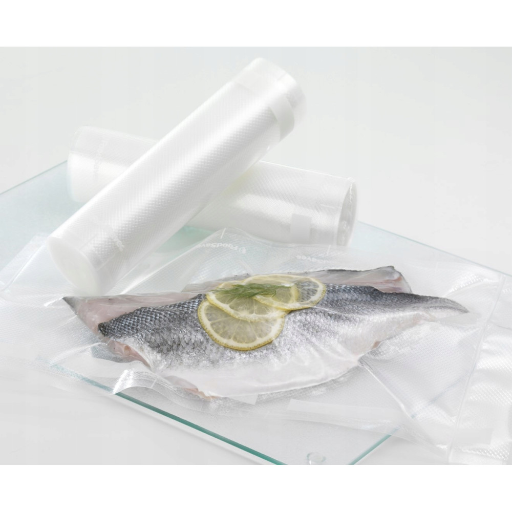 Filetes de pescado envasados al vacío con rodajas de limón y enredo, junto a rollos de plástico en vidrio.