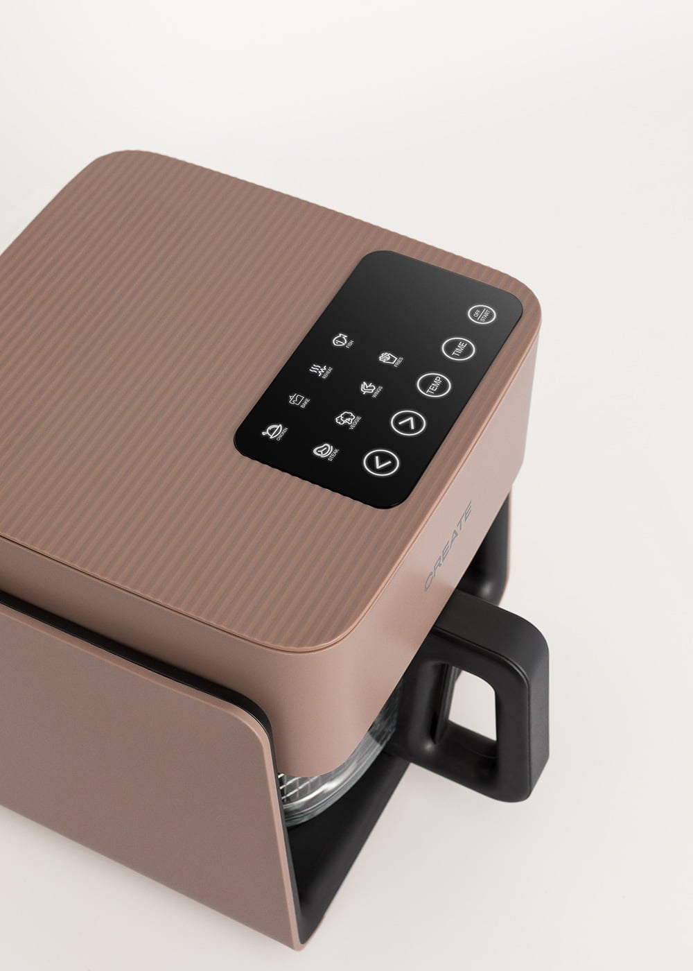 Primer plano de una moderna freidora de aire rosa mate con panel de control táctil negro y asa.